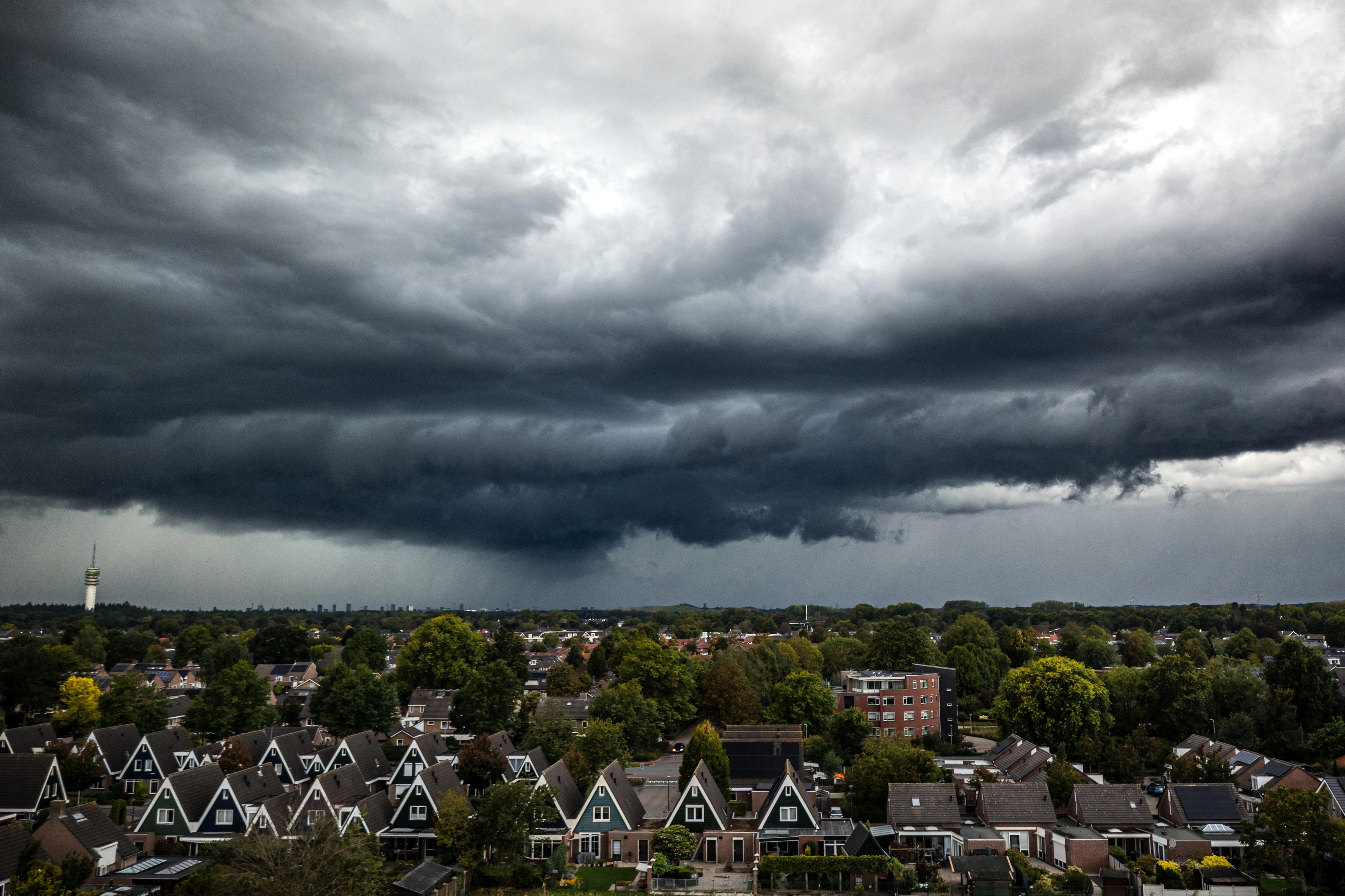 Nederland bereidt zich voor op stormen Austen en Boulo, met kwetsbare bomen, codes geel van het KNMI en lokaal langdurig zware storm.
