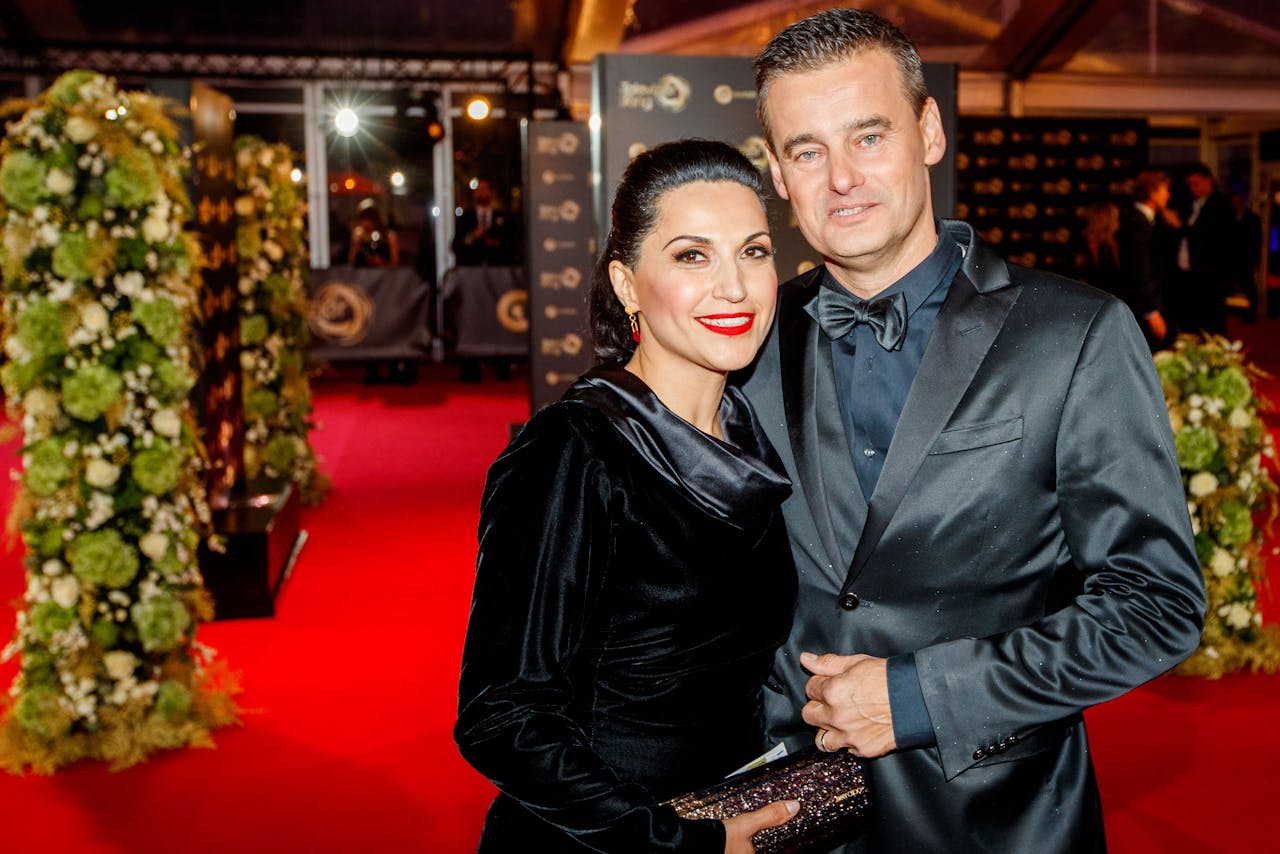 AMSTERDAM - Wilfred Genee met partner op de rode loper van het 52ste Gouden Televizier-Ring Gala.