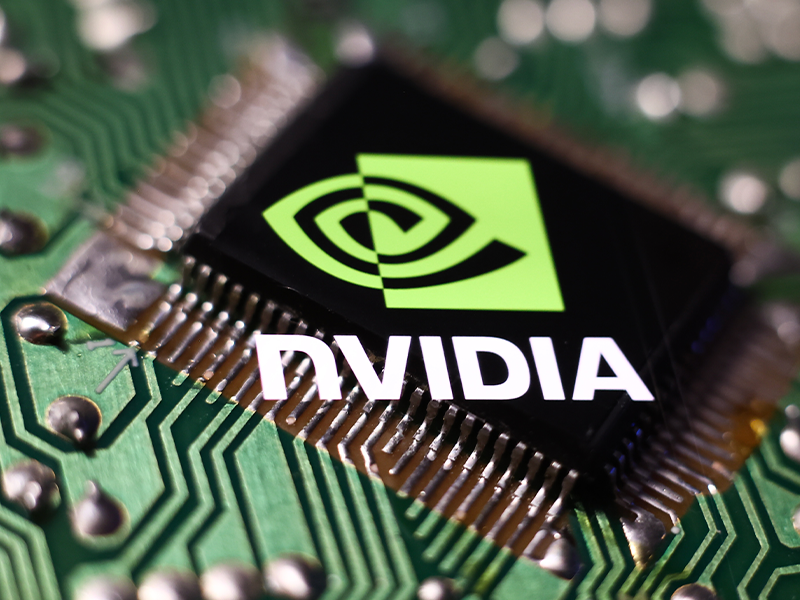 Chipfabrikant Nvidia kan de vraag naar zijn chips amper aan. Met name naar de chips die gebruikt worden voor kunstmatige intelligentie (AI) is veel vraag. Daardoor zag de clouddivisie van Nvidia de omzet veertien procent stijgen in het afgelopen kwartaal vergeleken met een jaar eerder. 