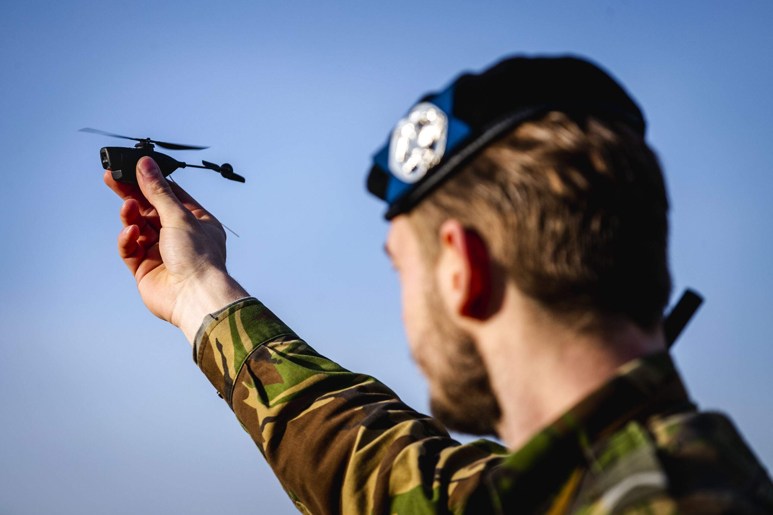 Een oefening met een Black Hornet  drone bij de Johannes Postkazerne. Defensie werkt met een aantal verschillende types drones.