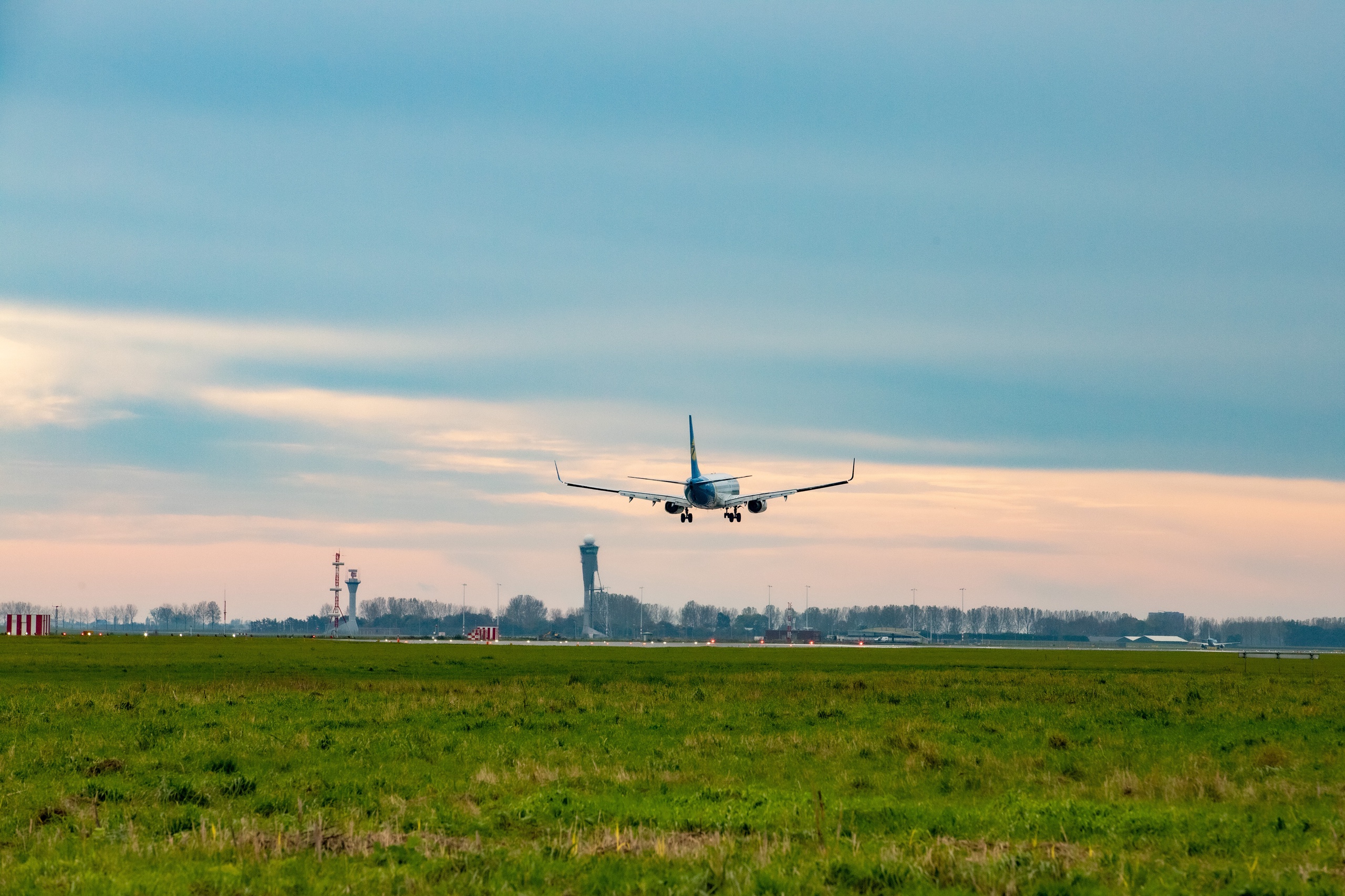 Schiphol gaat de bijna 15.000 beschikbare slots voor start en landingen niet gebruiken. Luchtvaartmaatschappijen zijn ontevreden. 