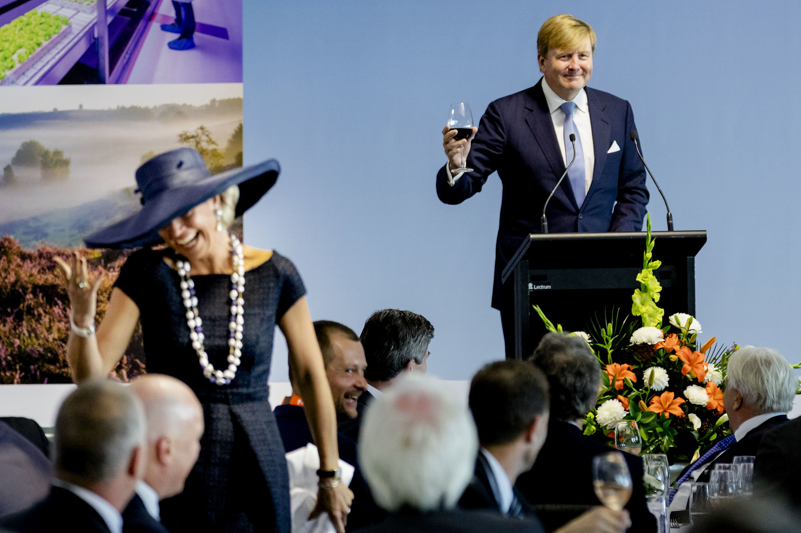 Koning Willem-Alexander en koningin Maxima tijdens de speech op een trade lunch, op de derde dag van hun staatsbezoek aan Nieuw-Zeeland.