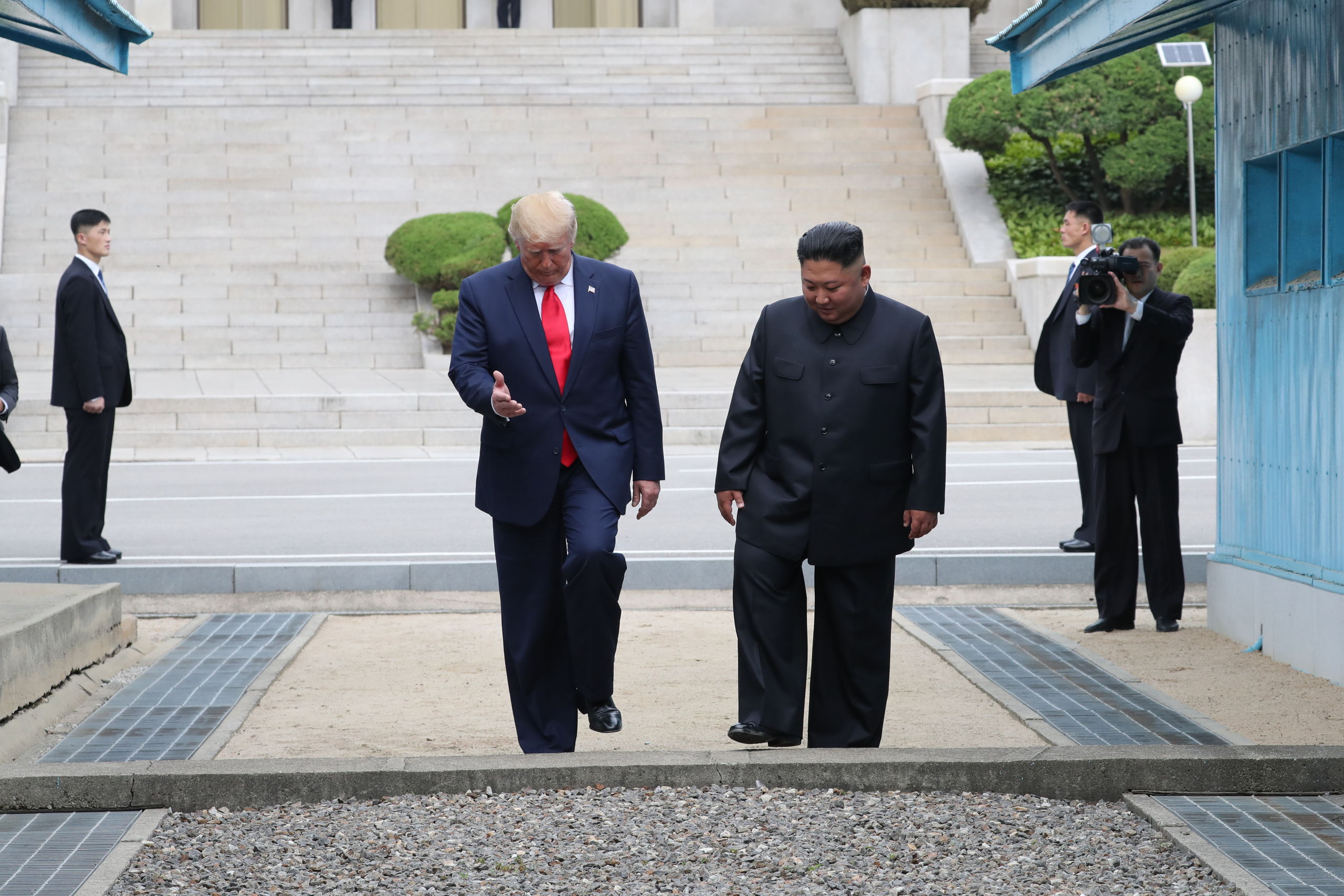Amerikaanse president Donald J. Trump met Noord-Koreaanse leider Kim Jong-un bij de grens tussen de twee Korea's op 30 juni 2019. De ontmoeting was deel van Trumps poging om de verder relatie tussen de twee landen te normaliseren.