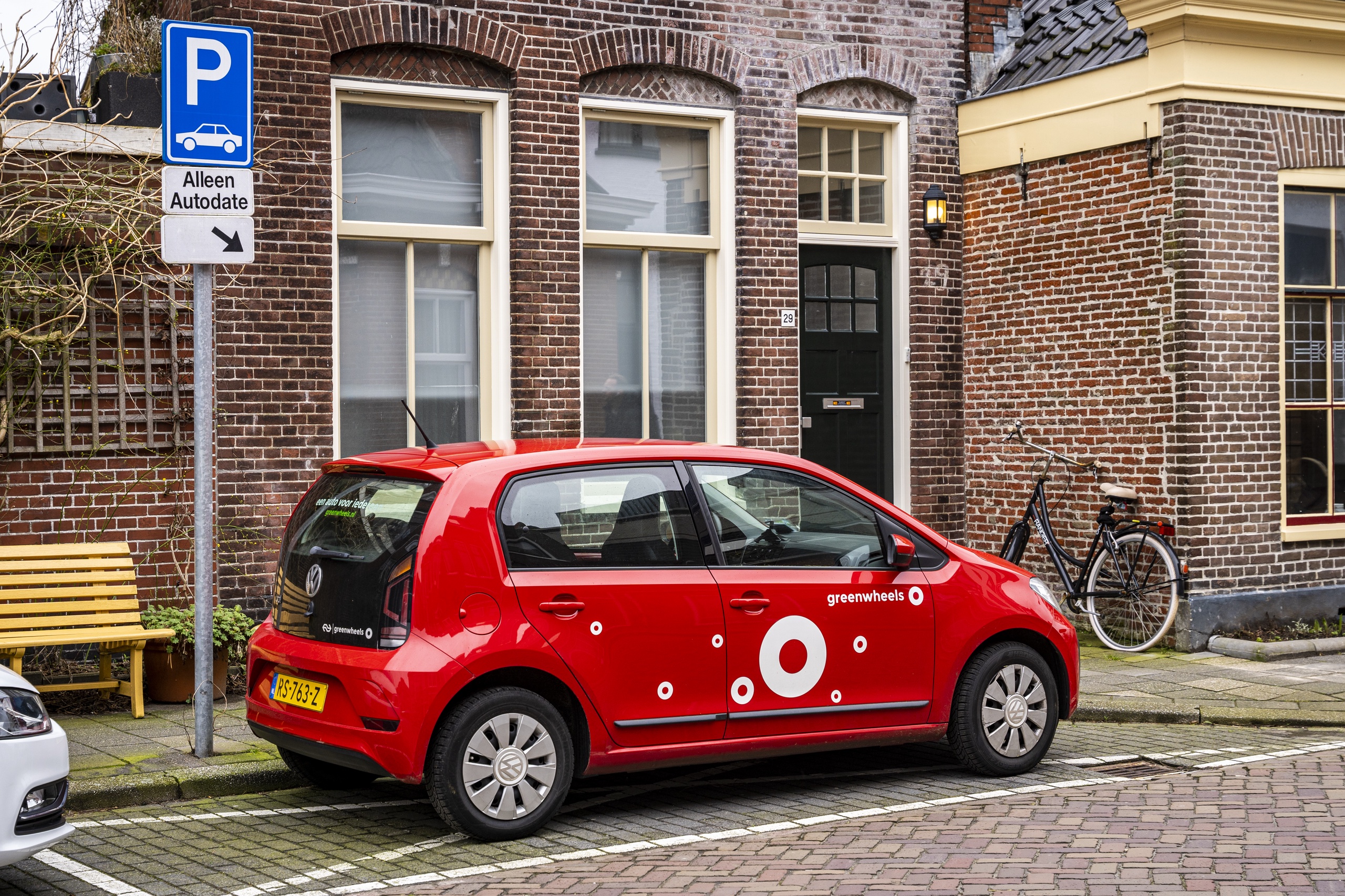 Een Volkswagen Up deelauto van Greenwheels. Ongeveer veertig procent van de Nederlandse autobezitters is niet bereid om hun eigen auto op te geven. Dat blijkt uit een onderzoek dat deelautoplatform Greenwheels heeft laten uitvoeren.