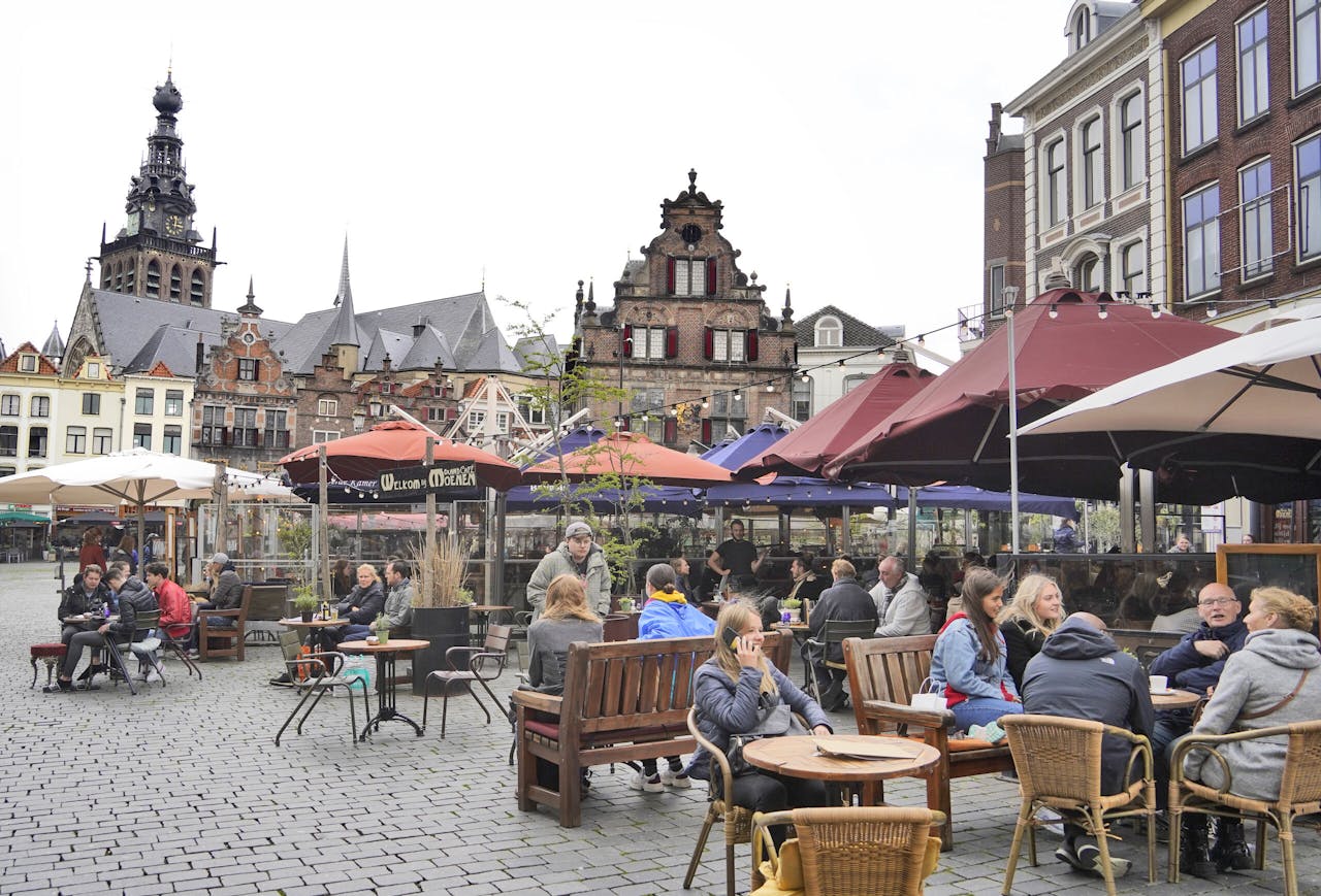 Volle terrassen op de Grote Markt in Nijmegen.