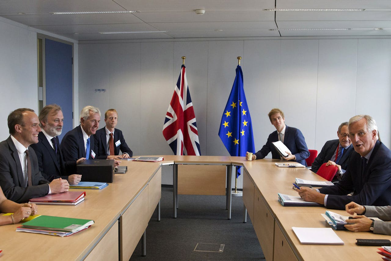 Brexit Minister Dominic Raab (L) en EU Brexit onderhandelaar Michel Barnier (R) bij een eerder ontmoeting in september.
