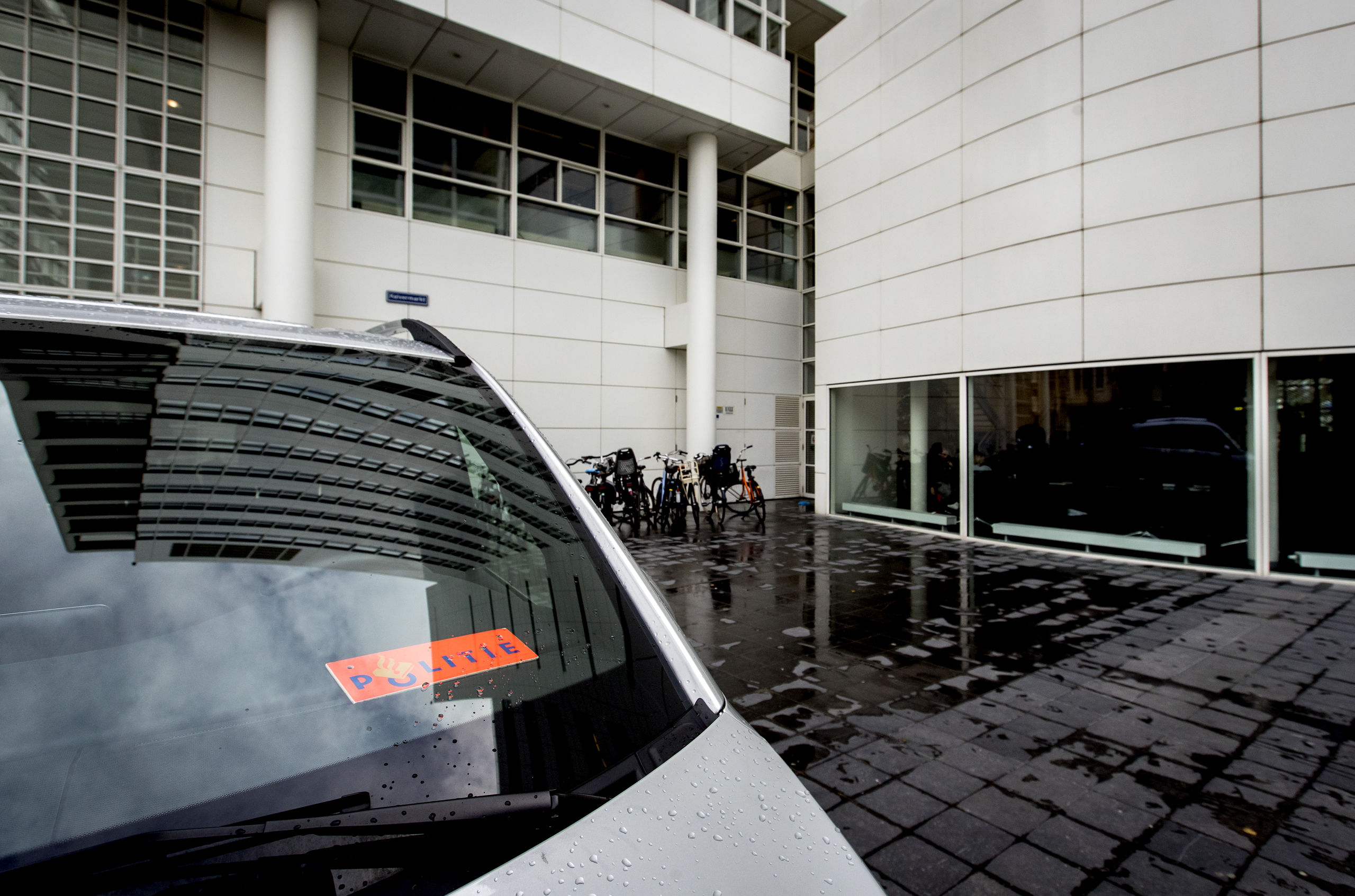 Een politiebusje voor het stadhuis van Den Haag. 