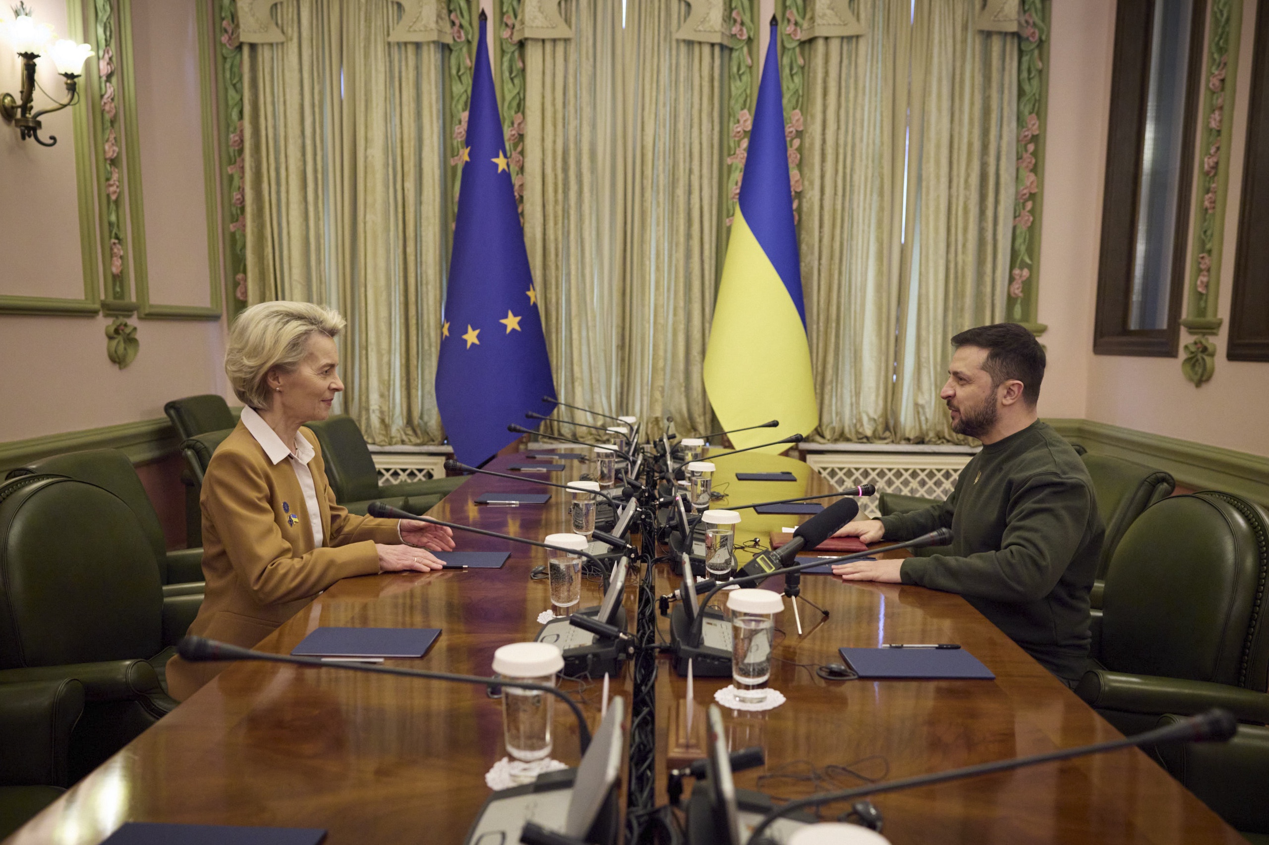 De Europese Unie zet in Den Haag een internationaal centrum op voor de behandeling van vervolgingen van misdrijven in Oekraïne. 'Dat gaat het verzamelen van bewijsmateriaal coördineren', zegt voorzitter Ursula von der Leyen van de Europese Commissie in Kiev.