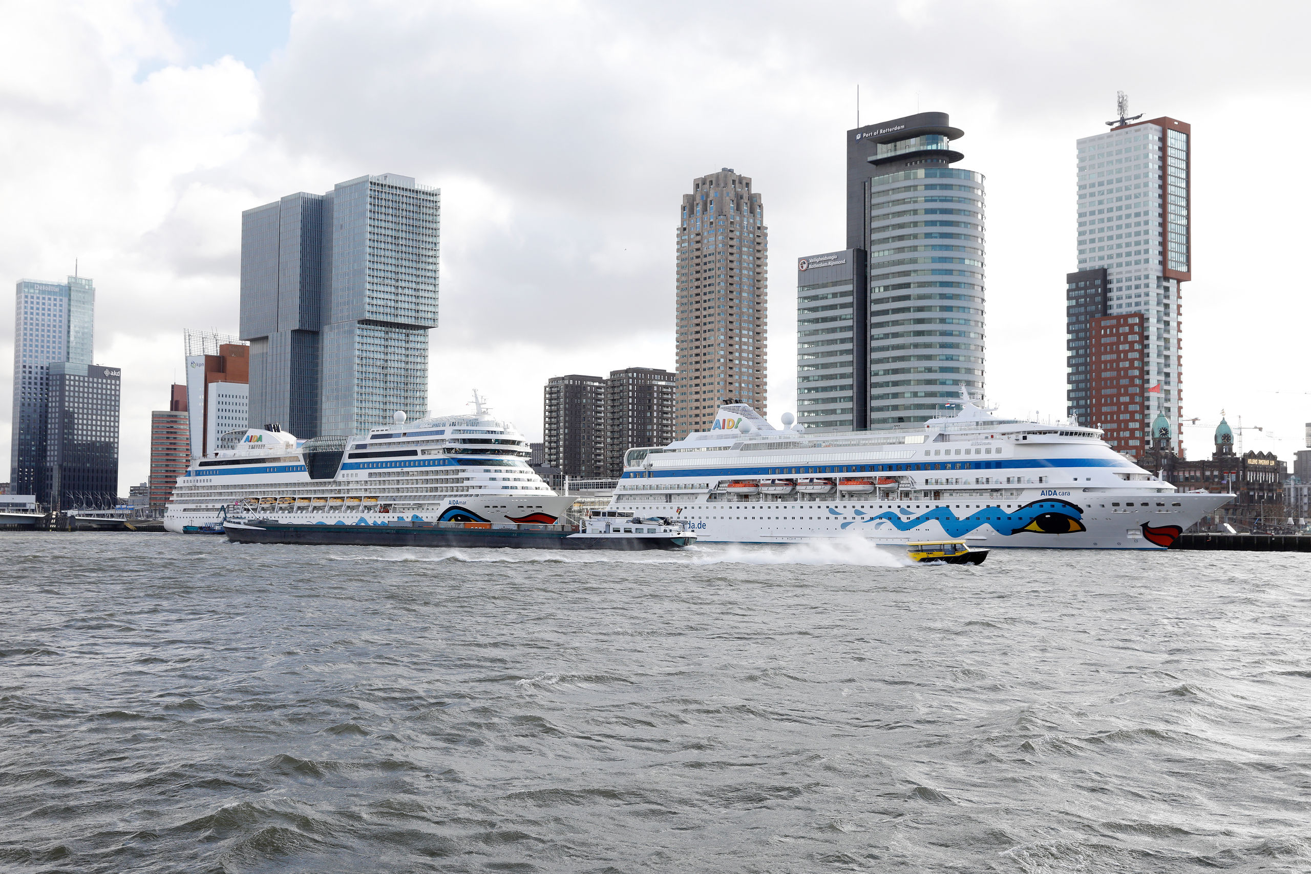 2019-03-07 11:47:01 ROTTERDAM - Cruiseschepen van AIDA liggen aangemeerd bij Cruiseport Rotterdam. De schepen komen aan op de opening van het cruiseseizoen, waarin voor het eerst meer dan honderd schepen zullen worden ontvangen. ANP BAS CZERWINSKI