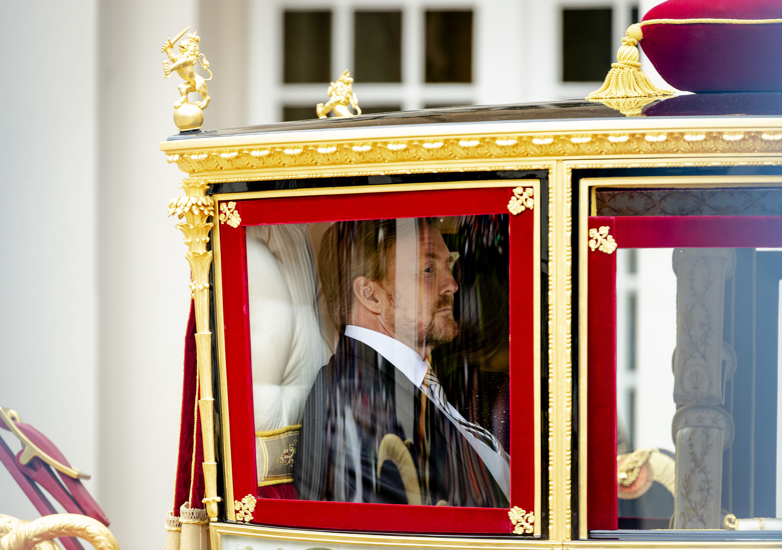 Koning Willem-Alexander en koningin Maxima vertrekken met de Glazen Koets vanaf Paleis Noordeinde naar de Ridderzaal waar de koning de troonrede zal voorlezen. 
