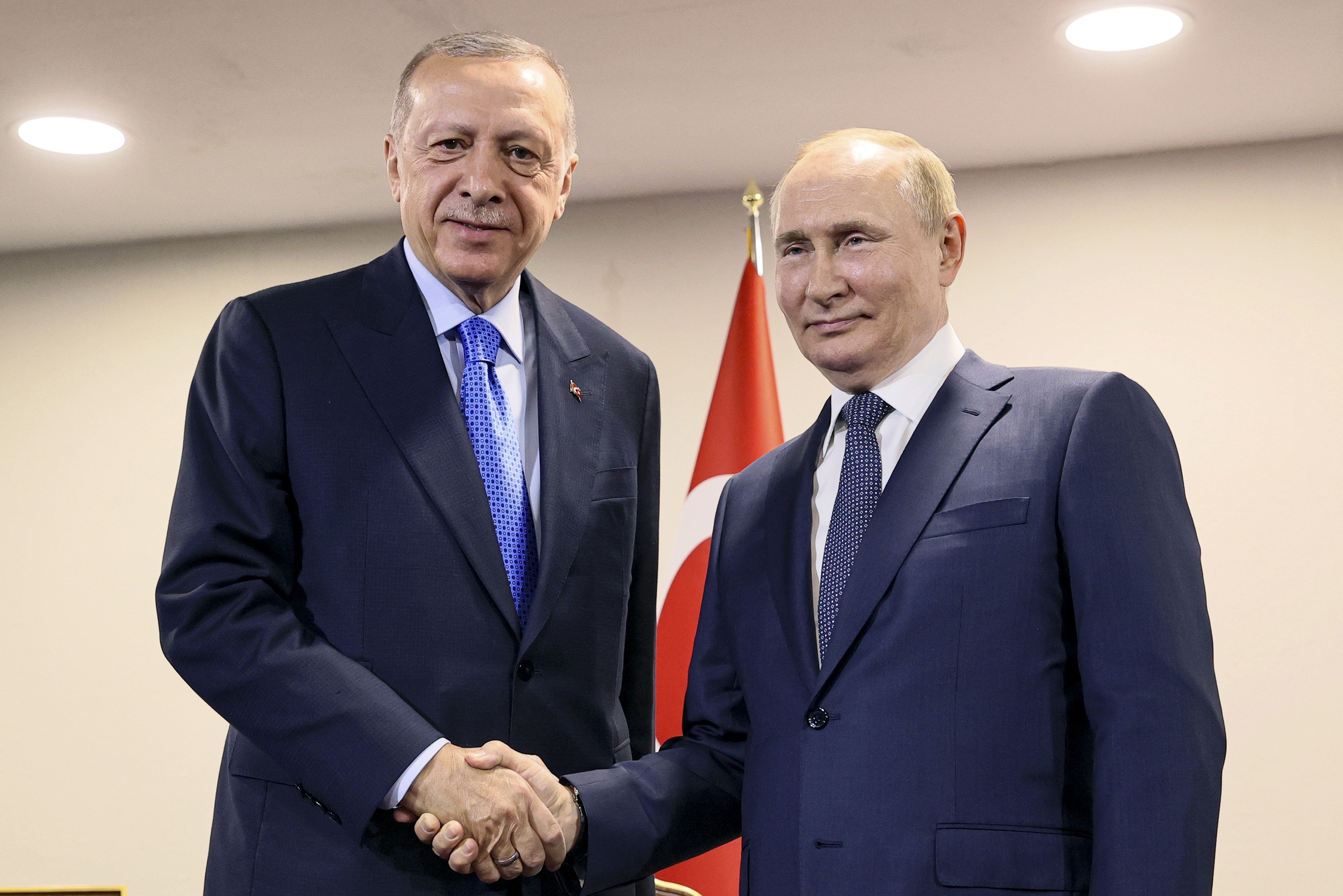 De Russische president Vladimir Putin (r) en de Turkse president Recep Tayyip Erdogan (l).
