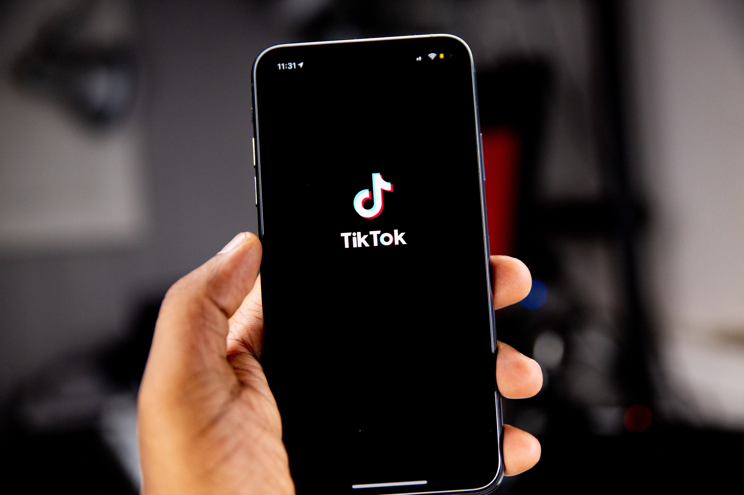 Kabinet roept ambtenaren 'apps als TikTok' te verwijderen