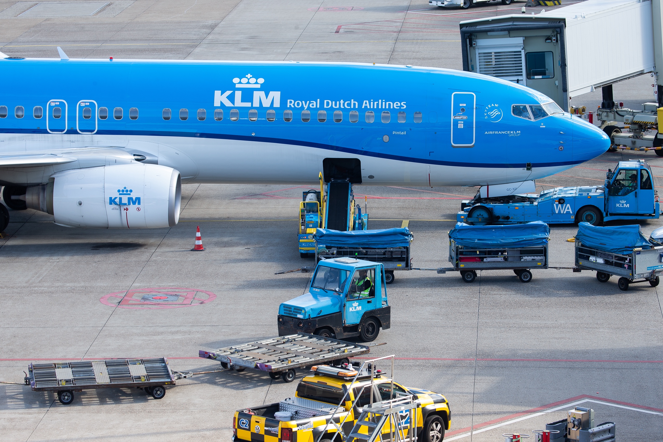 Een KLM-vliegtuig wordt geladen op Schiphol Airport.
