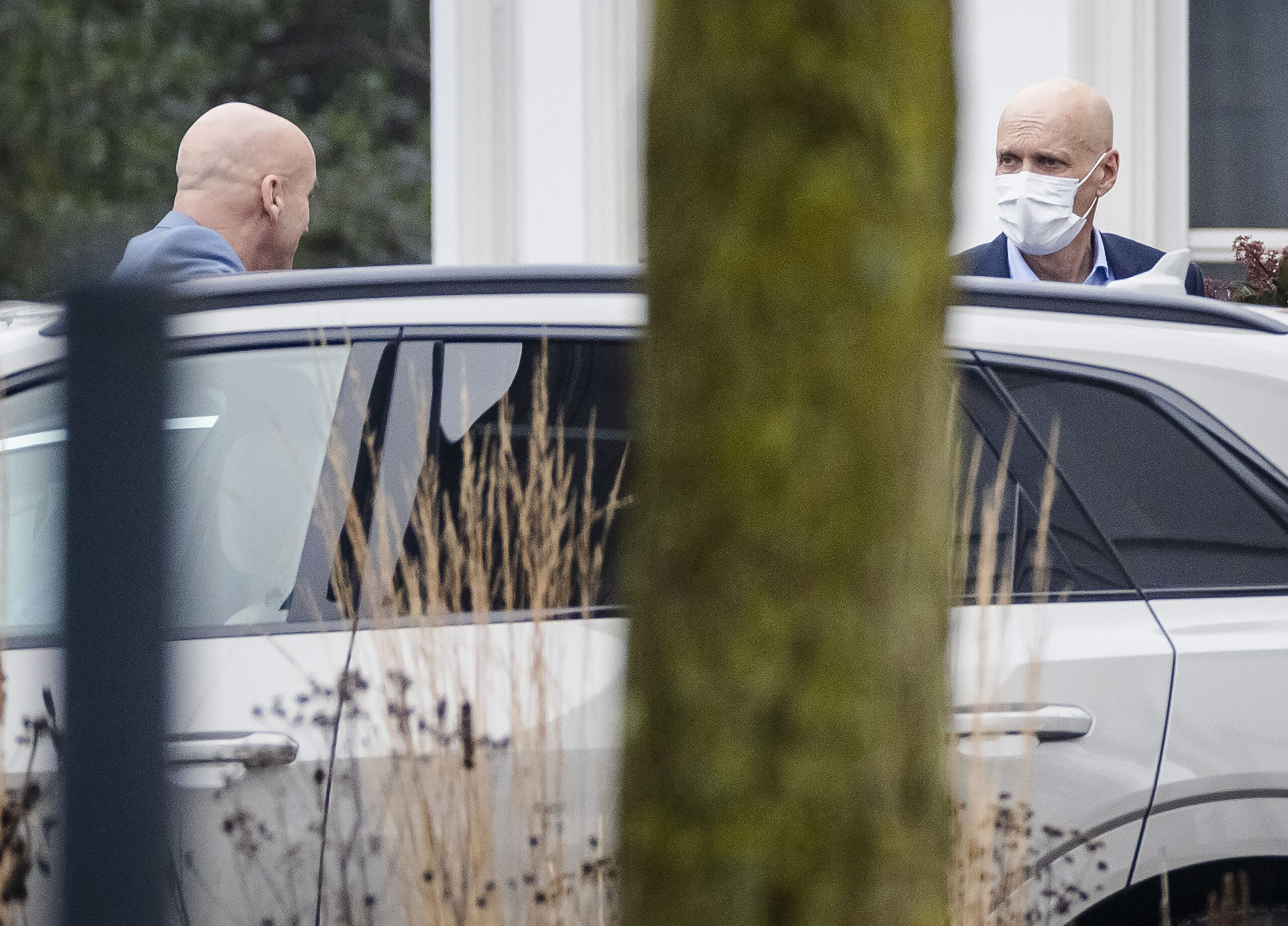 Ernst Kuipers, minister van Volksgezondheid, Welzijn en Sport, verlaat het Catshuis na afloop van het overleg tussen ministers en deskundigen over het verlengen van de coronamaatregelen.