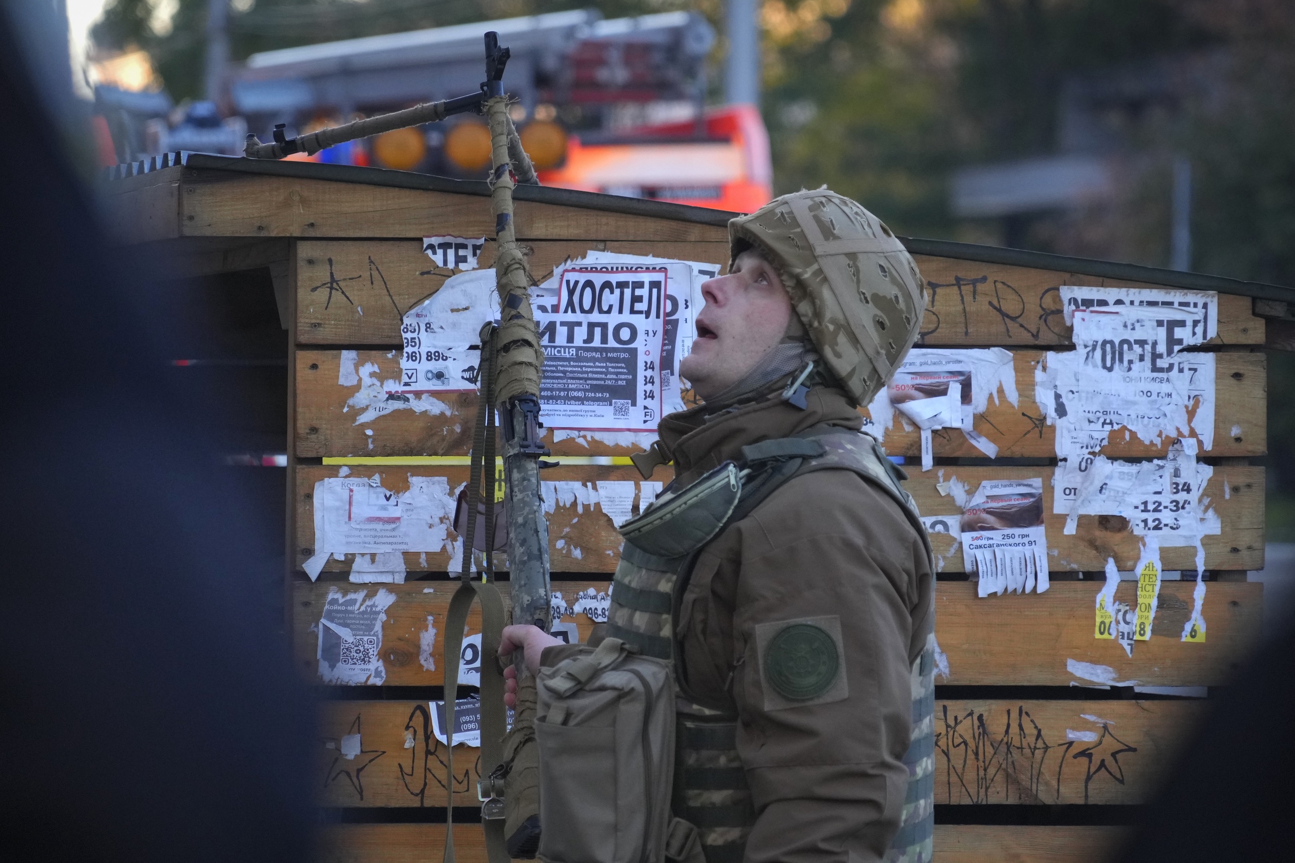 Een Oekraïense militair kijkt hoe een drone neerstort op zijn doelwit in hartje Kiev. 