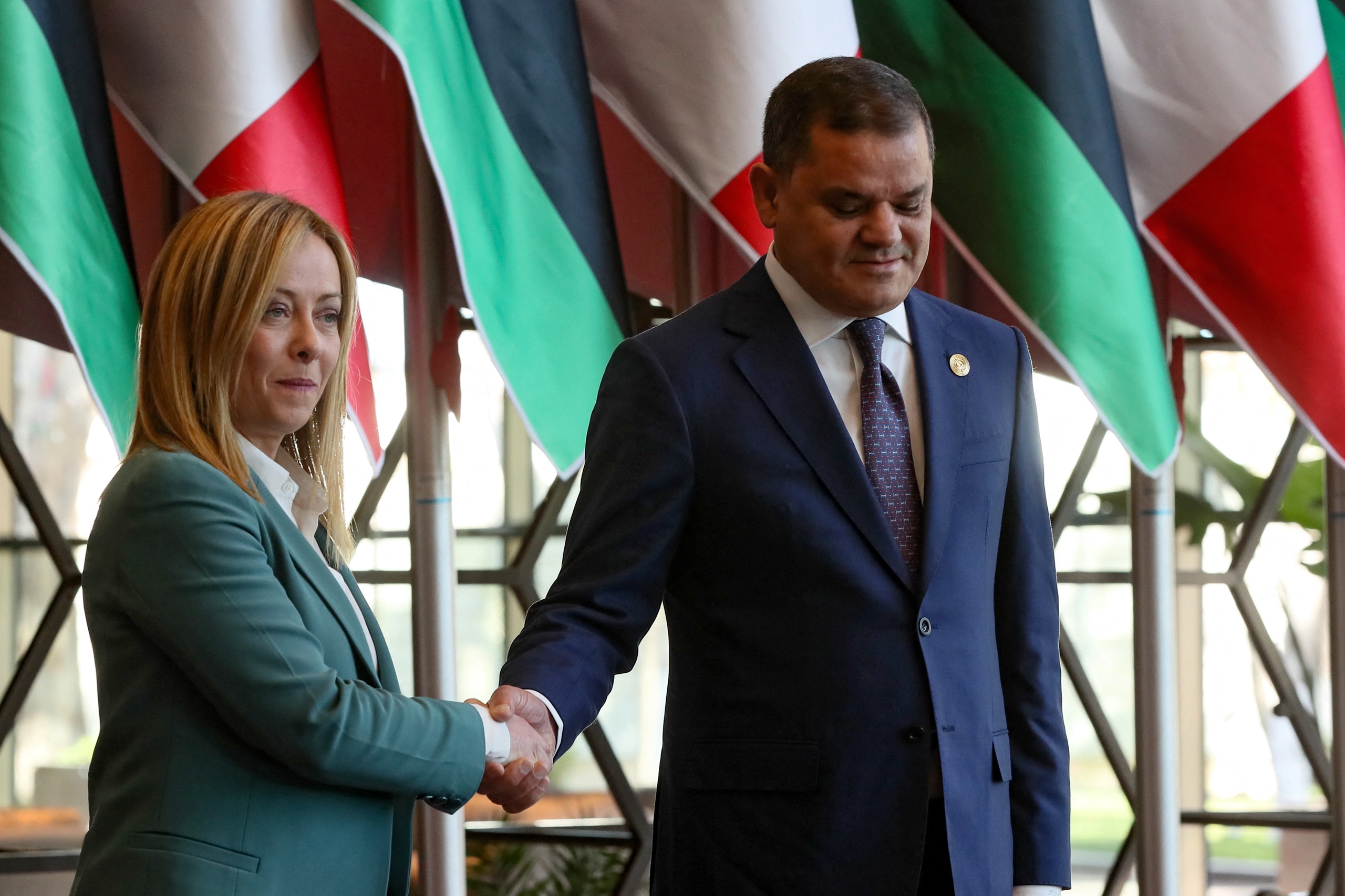 De Italiaanse premier Giorgia Meloni is vandaag in het Libische Tripoli om daar een gasdeal te sluiten, die de toevoer van energie richting Europa moet bevorderen. Ondanks de onzekerheid en de politieke chaos in het Noord-Afrikaanse land. Dat schrijft Reuters.