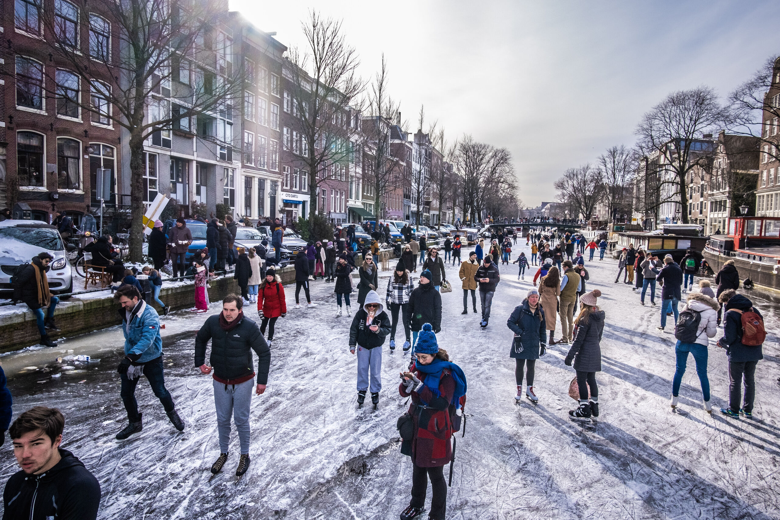 Mensen schaatsen op de Prinsengracht in Amsterdam, februari 2021.