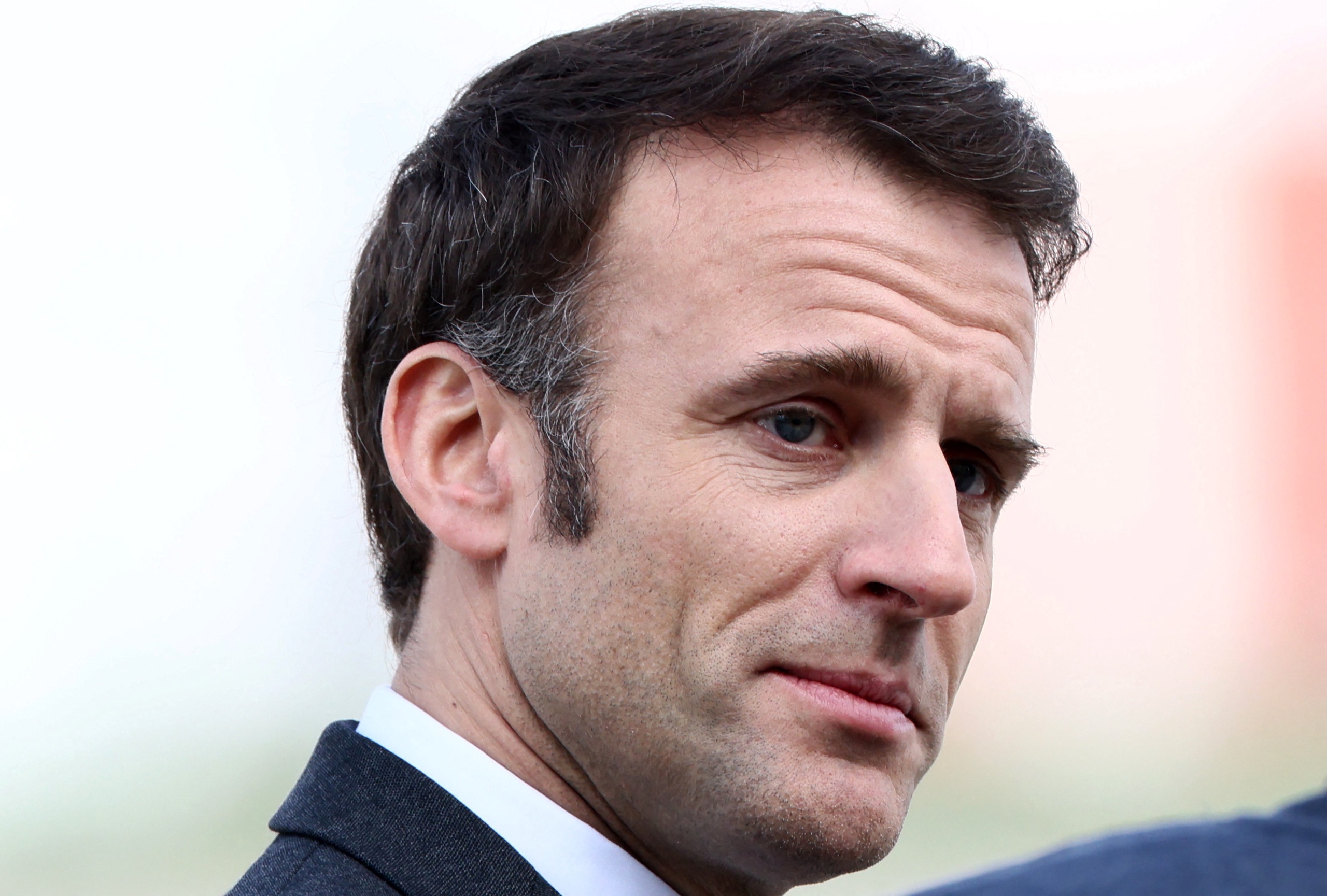 Le président Macron avait peu de popularité, mais parce qu'il a utilisé l'article 49.3 de la constitution française, sa bonne image semble maintenant avoir été complètement anéantie.