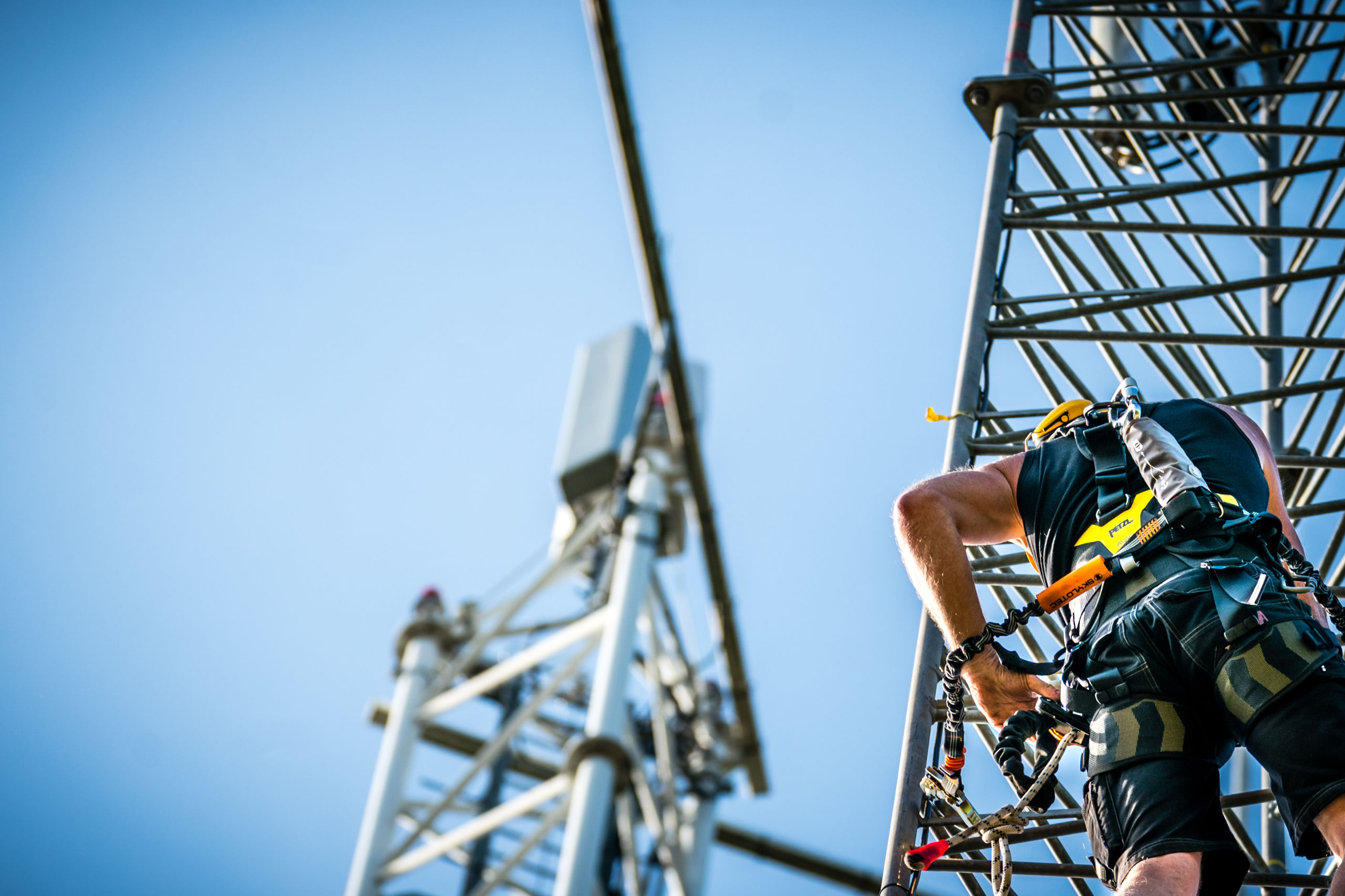 Een noodzendmast wordt opgebouwd