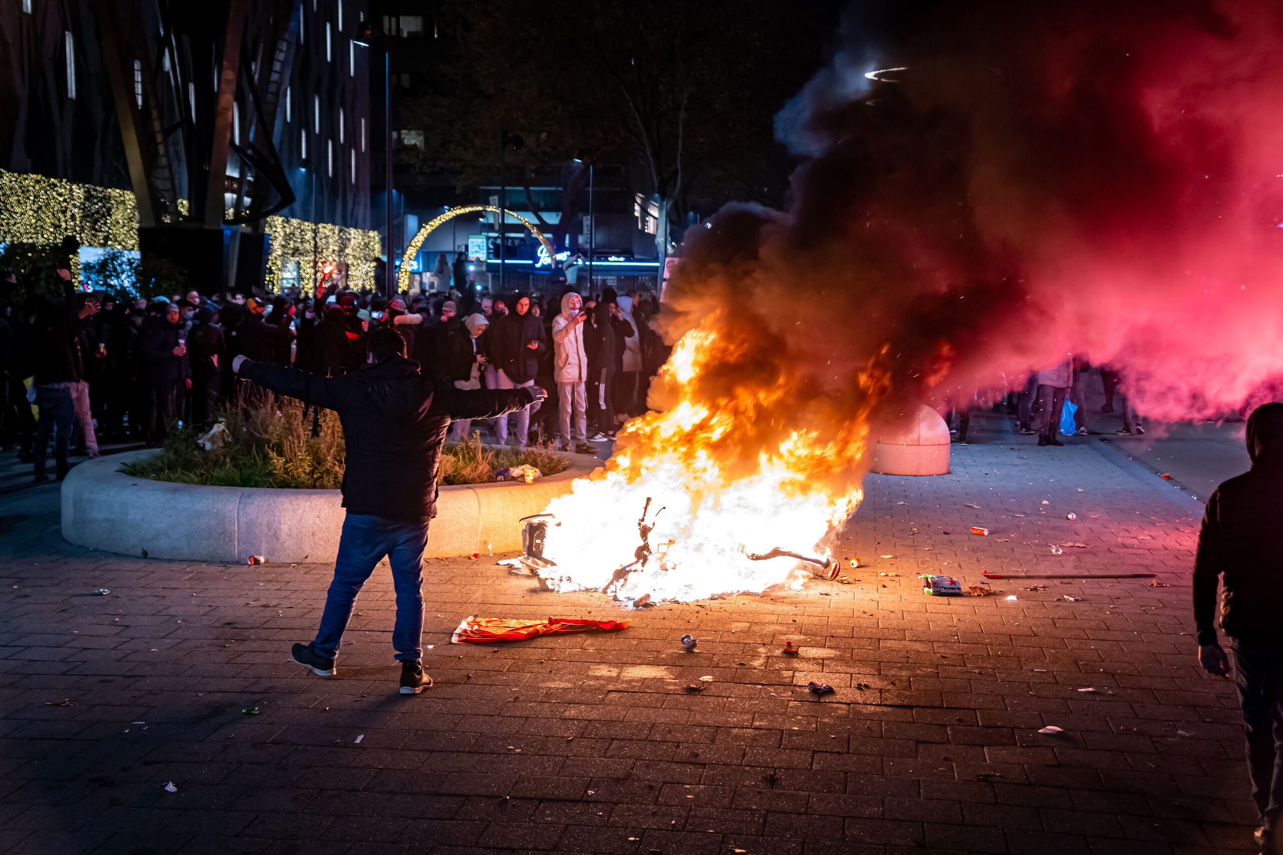Rellen in Rotterdam; politie lost schoten