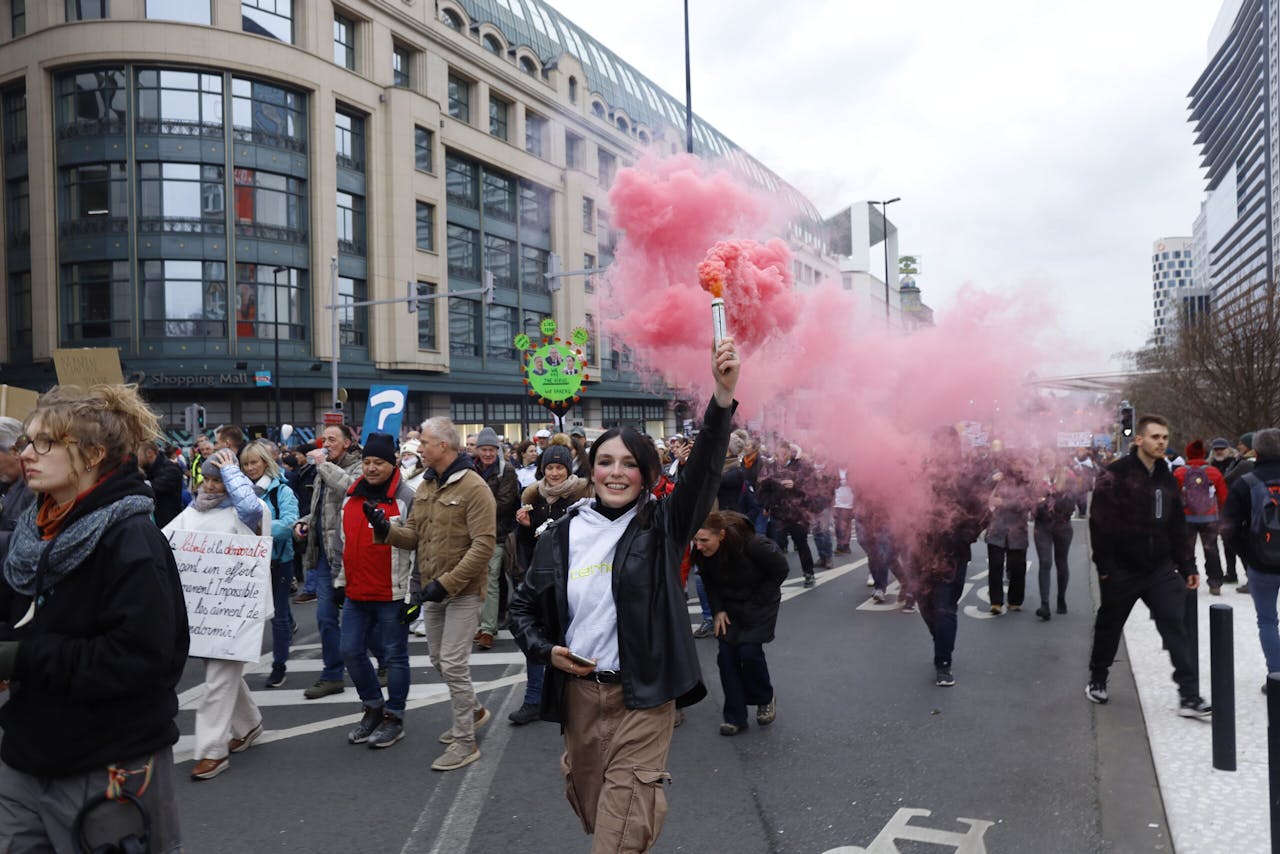 Brussel - Een coronabetoging werd gehouden in Brussel. Duizenden demonstranten zijn aanwezig. Ook de politie is uit voorzorg aanwezig. Daarnaast zijn er ook meerdere sprekers aanwezig. ANP / Hollandse Hoogte / GinoPress