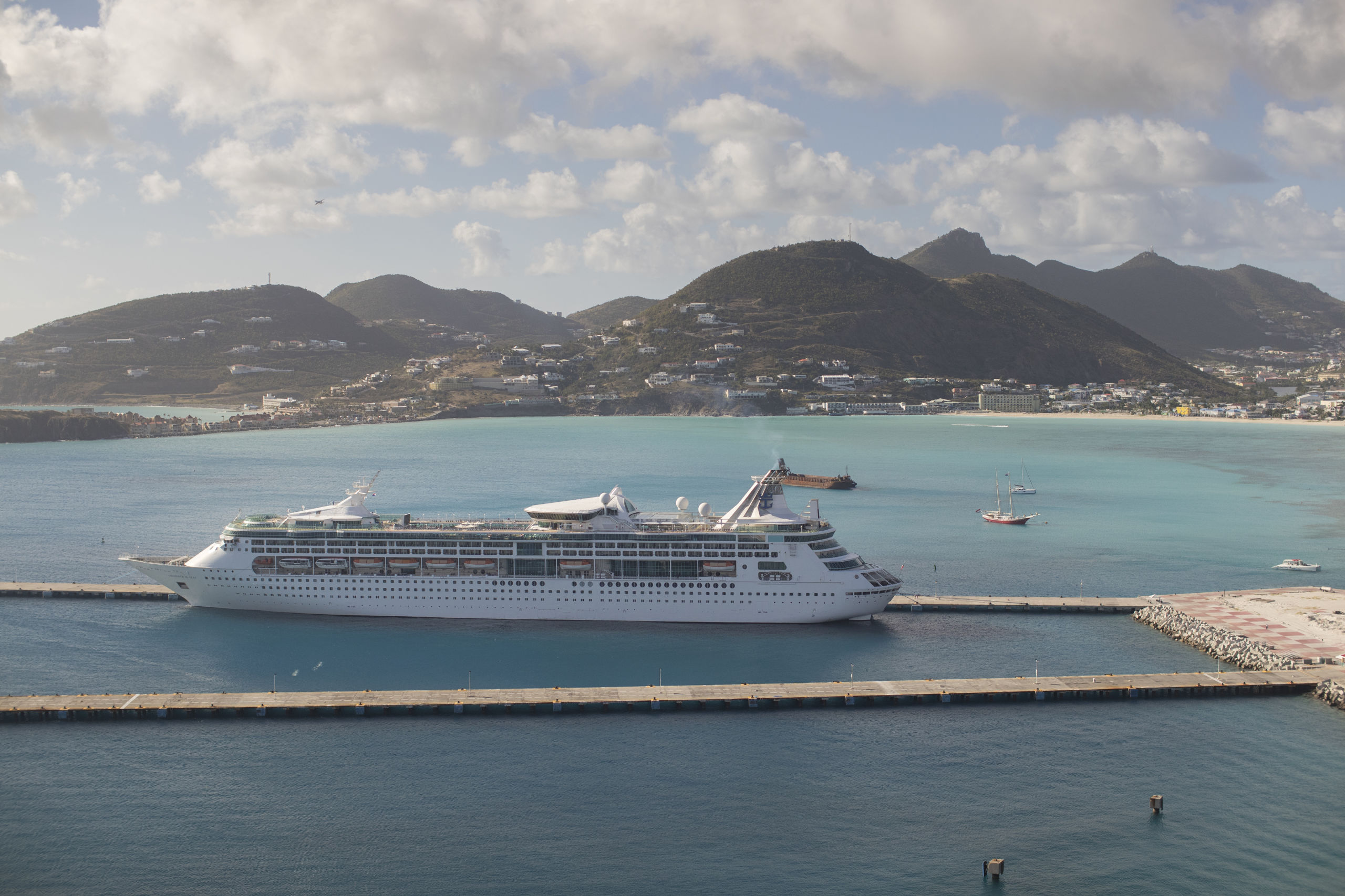 Een cruiseschip ligt in de cruiseterminal bij de haven van Philipsburg op Sint Maarten.