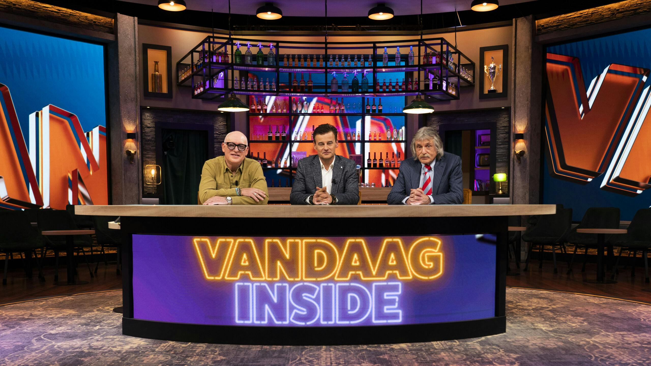 Rene van der Gijp, Wilfred Genee en Johan Derksen in de studio van televisieprogramma Vandaag Inside. 