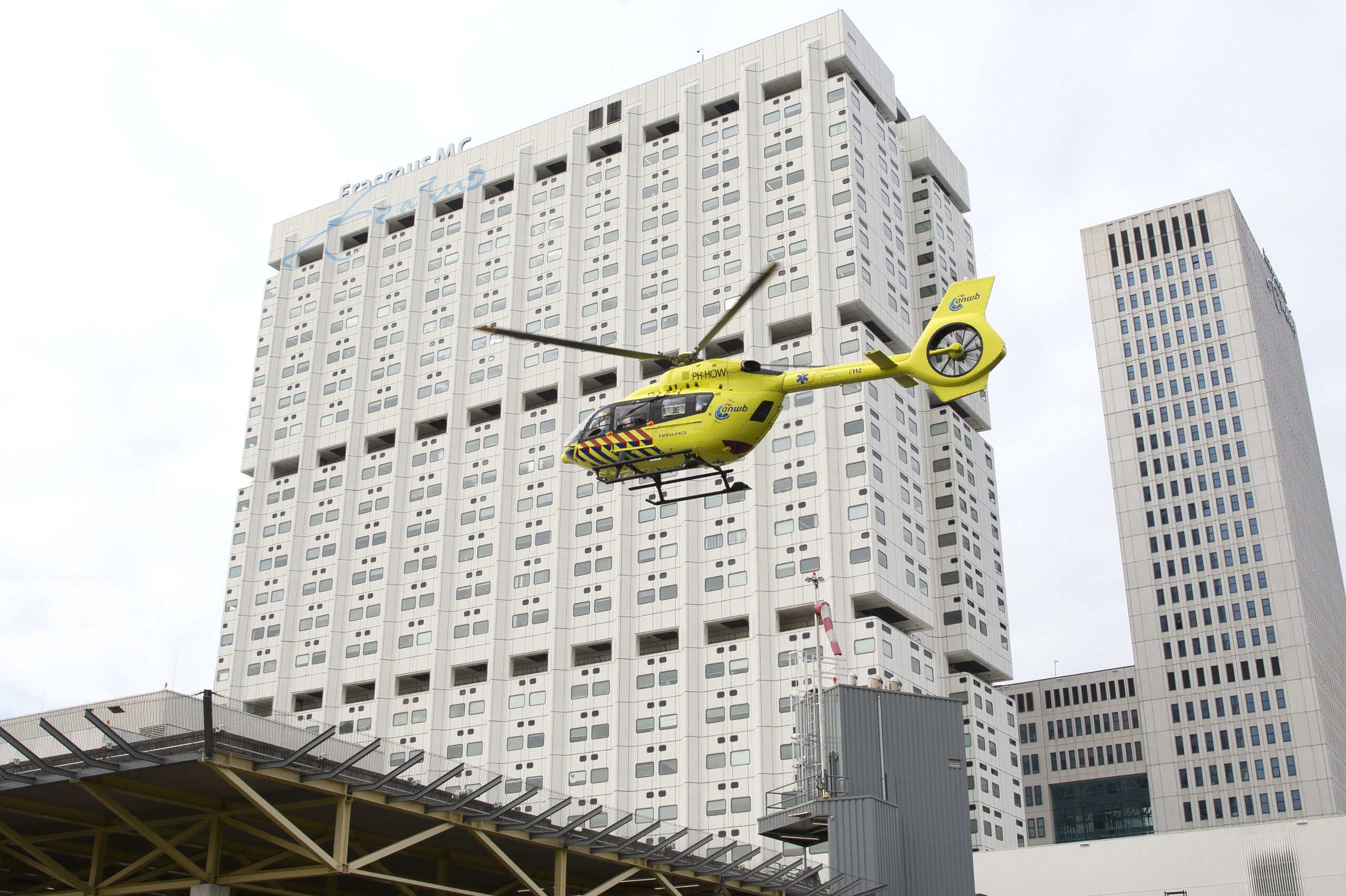 ROTTERDAM - De corona-helikopter, een speciale traumahelikopter, is geland op het helikopterdek van het universitair ziekenhuis Erasmus MC. Het aantal coronapatienten in ziekenhuizen blijft onverminderd hard stijgen waardoor er weer patienten naar Duitsland moeten worden overgebracht, net als in de eerste golf. ANP PIETER STAM DE JONGE