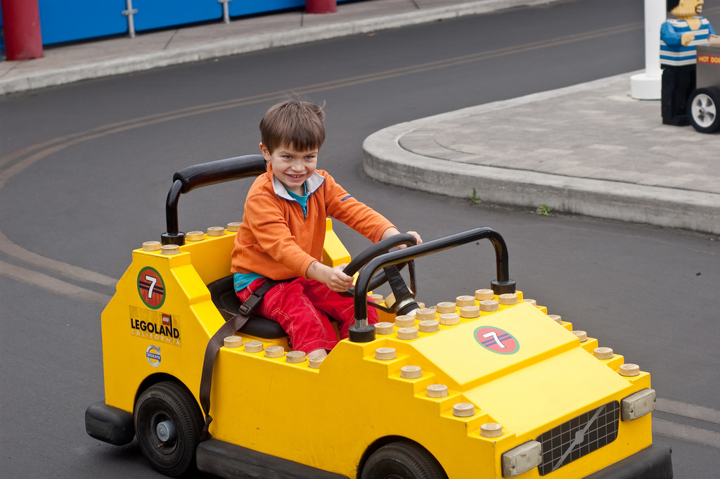 Brynulf is eigenlijk te jong om deze Lego-auto te mogen rijden, schrijft de fotograaf, maar hij rijdt beter dan de meeste oudere kinderen. En hij houdt van gele auto's.