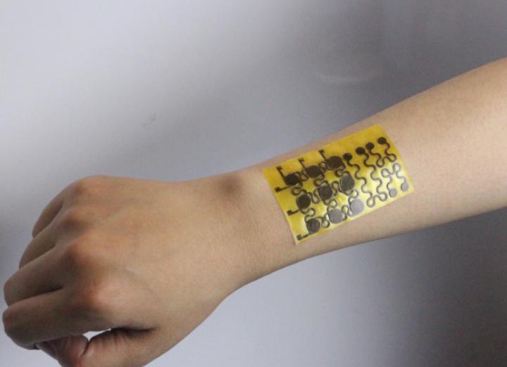 Een stukje elektronische huid op de arm van een van de onderzoekers