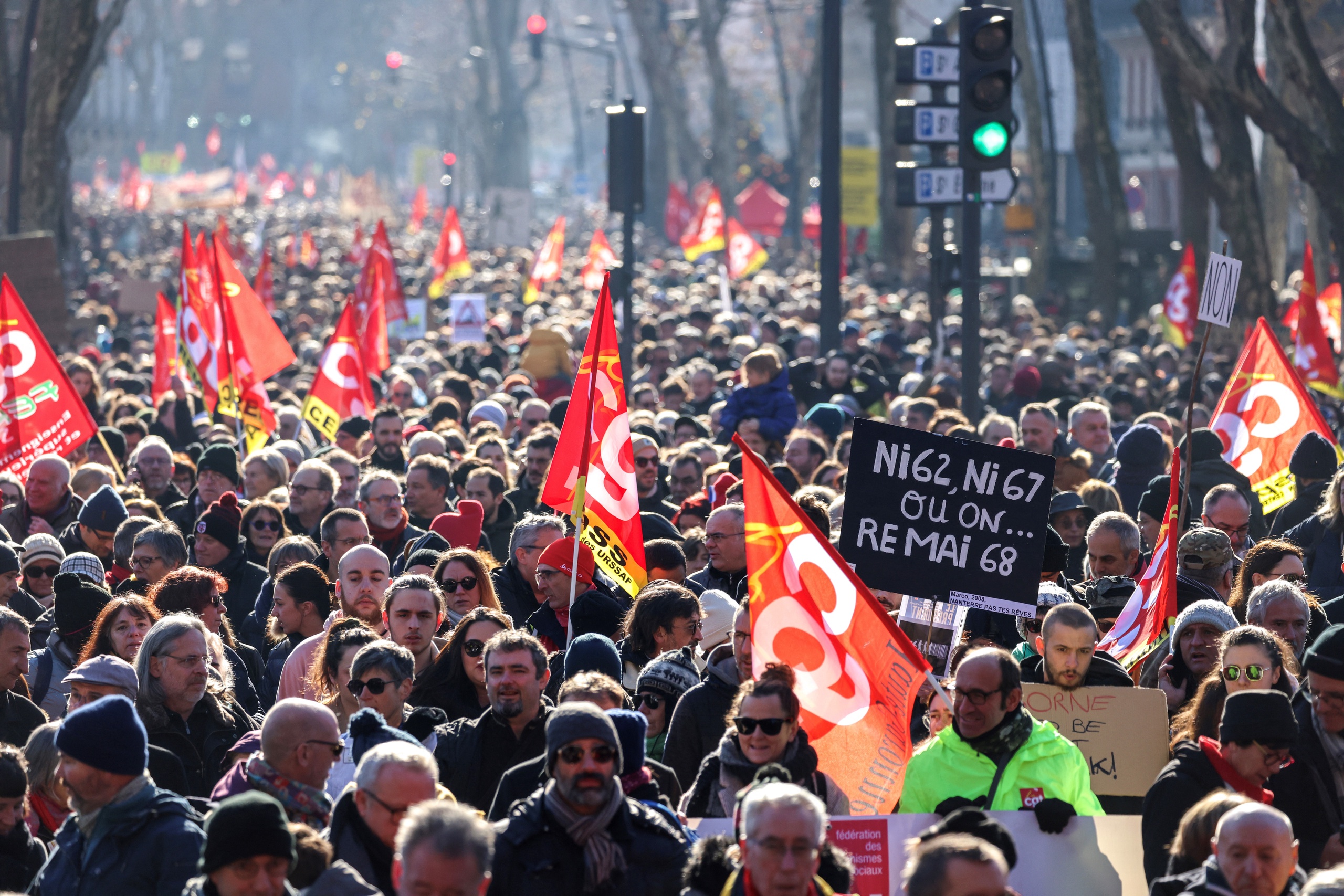 Des centaines de milliers de manifestants sont descendus dans la rue en France aujourd'hui pour protester contre la réforme des retraites du président Emmanuel Macron.  Cela rapporte Reuters.  Ainsi, les syndicats veulent maintenir la pression sur le gouvernement français.