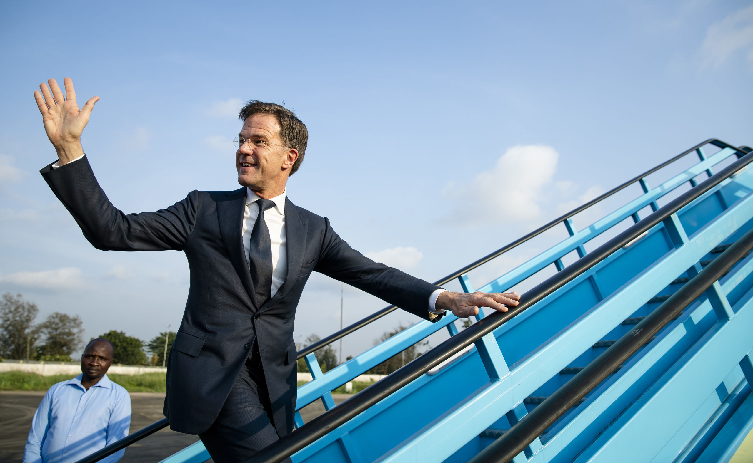Premier Mark Rutte stapt aan boord van het regeringstoestel na een bezoek aan Nigeria