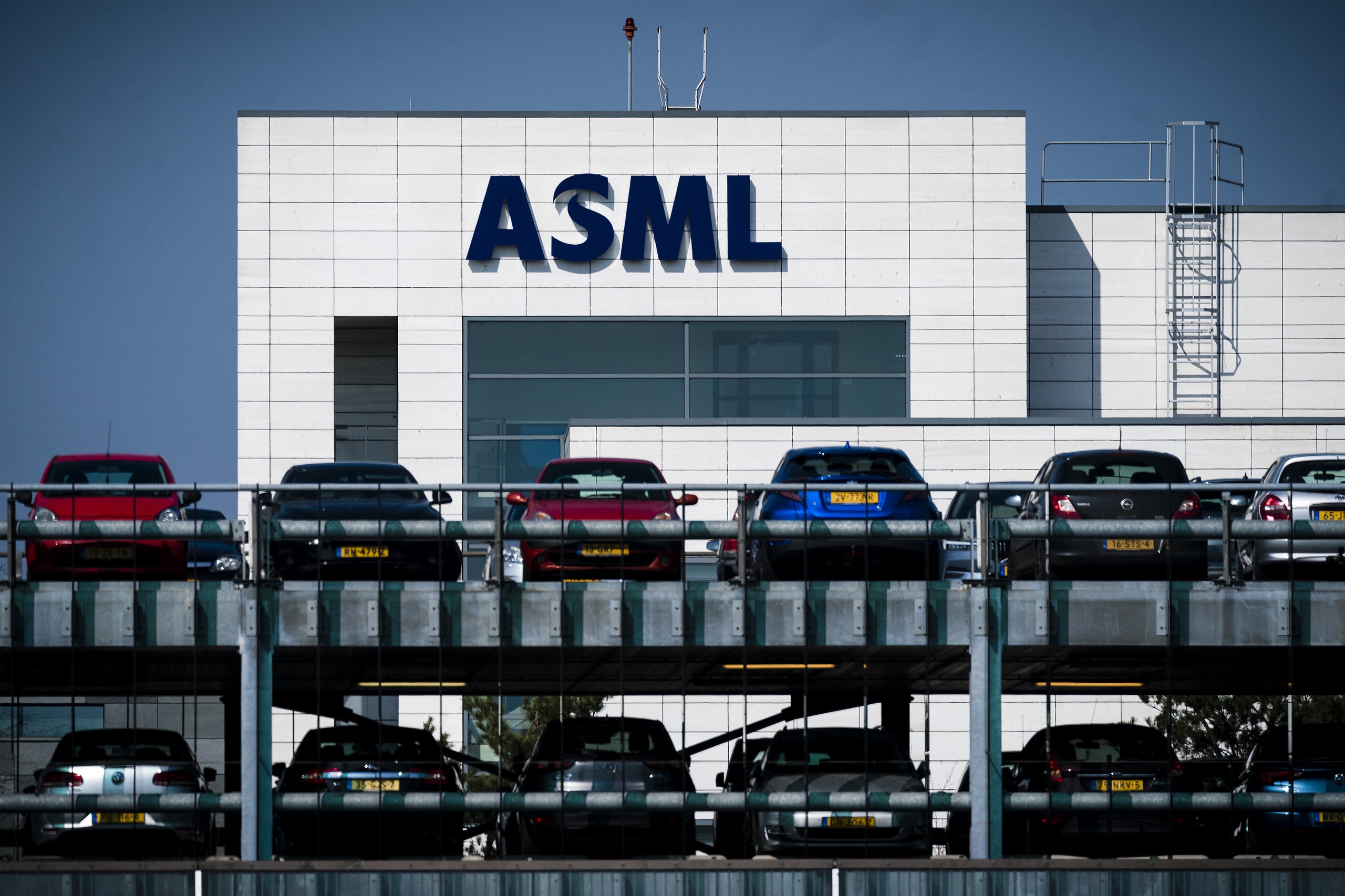 Na een succesvolle omzetstijging in 2022, verwacht chipmachinemaker ASML ook in eerste kwartaal van dit jaar goed uit de startblokken te komen.