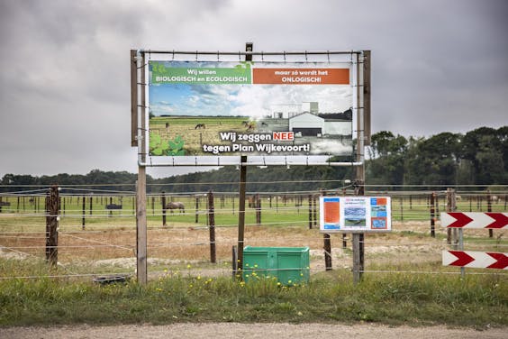 Spandoek tegen de bouw van een distributiecentrum in Wijkevoort bij Tilburg.