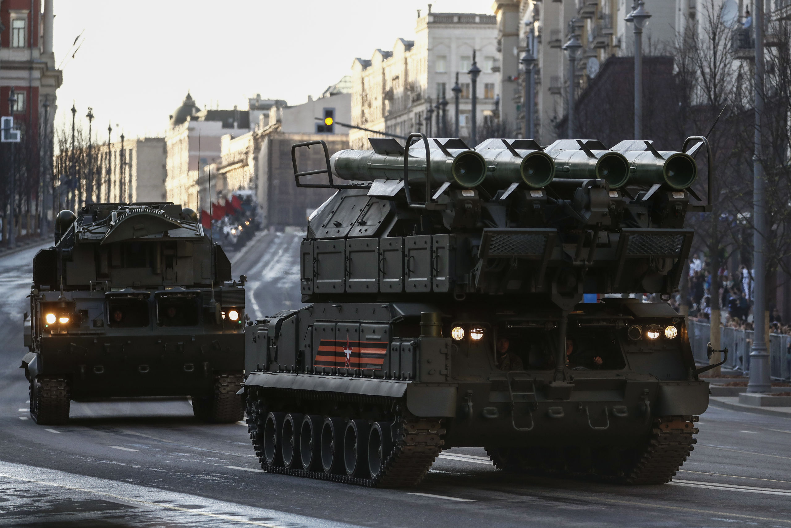 Een BUK-raketsysteem tijdens een parade in Moskou. Dit raketsysteem kan de raket afvuren waarmee vlucht MH17 is neergehaald.