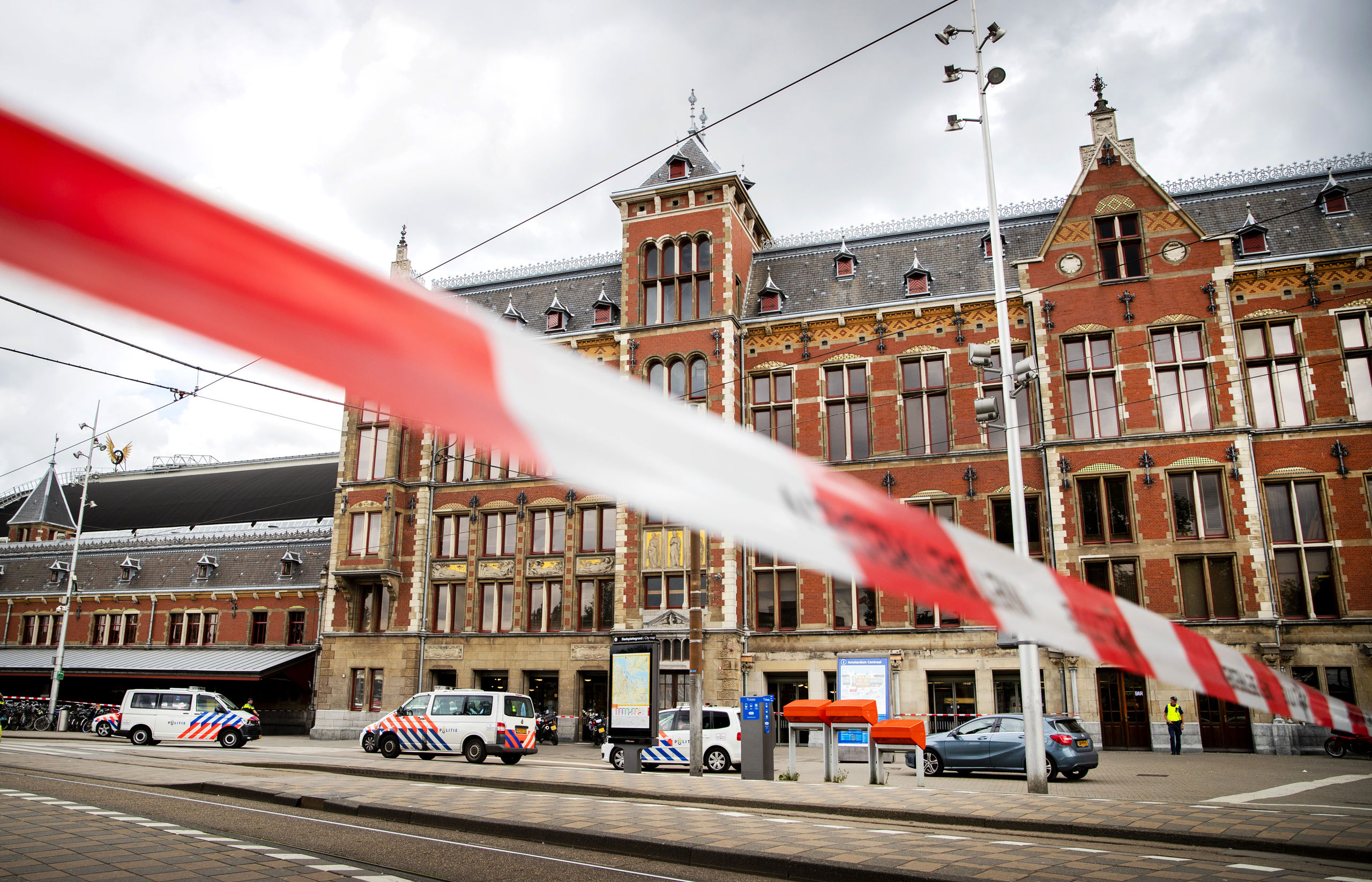 AMSTERDAM - De politie heeft op station Amsterdam Centraal een verdachte neergeschoten die betrokken was bij een steekincident. De neergeschoten verdachte en twee mensen die bij het steekincident gewond zijn geraakt, zijn naar het ziekenhuis gebracht. ANP REMKO DE WAAL