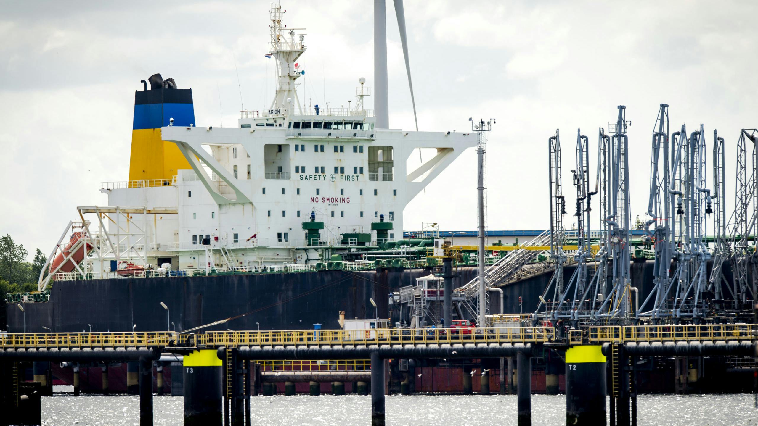 Een olieraffinaderij in de Rotterdamse haven. 