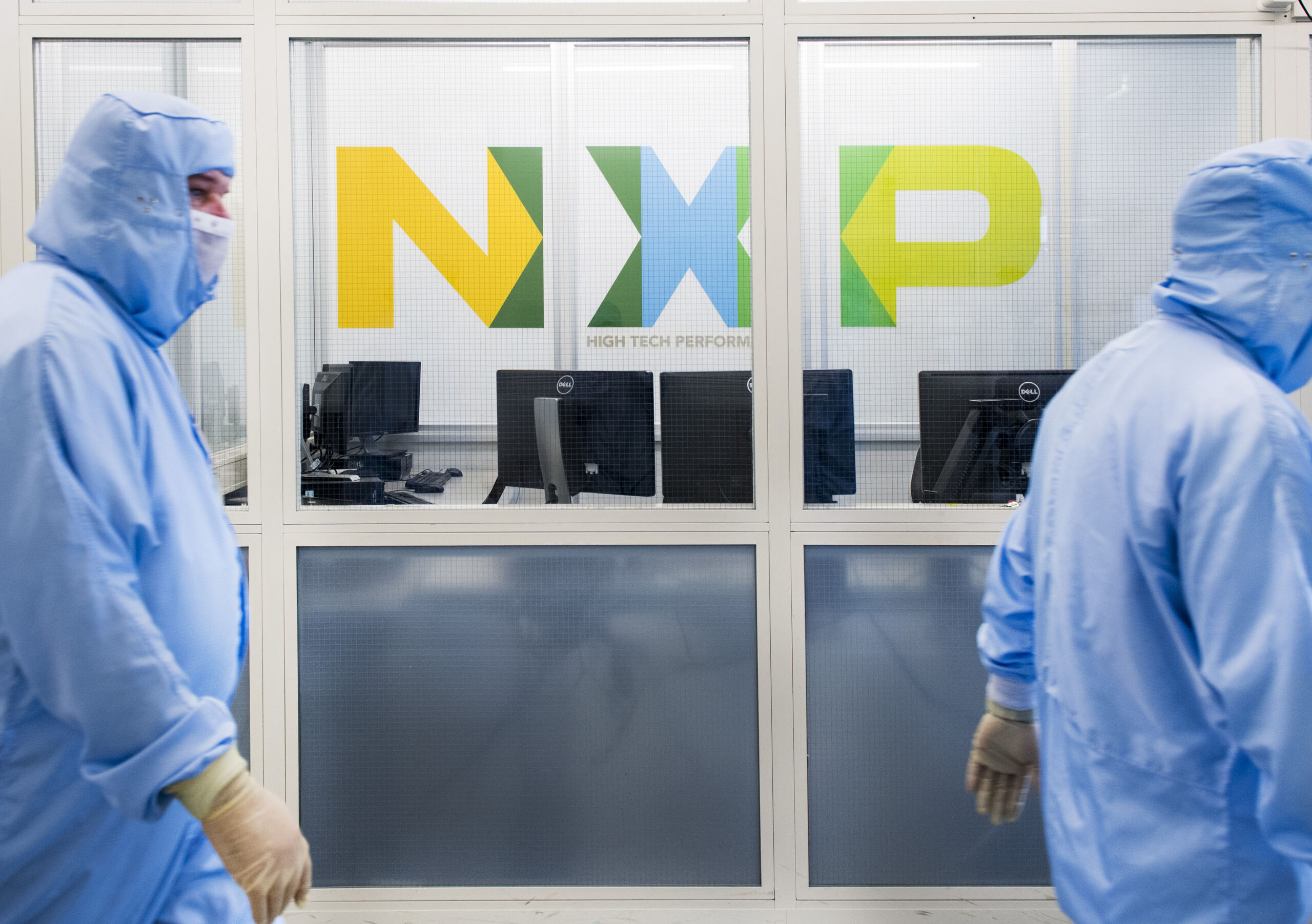 Werknemers bij chipproducent NXP 