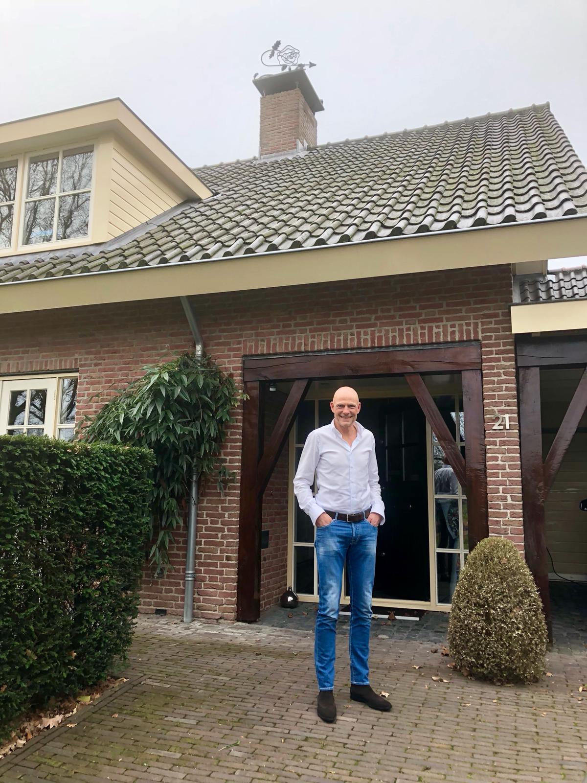 Peter Kuijper voor zijn woning in Hoogland. 