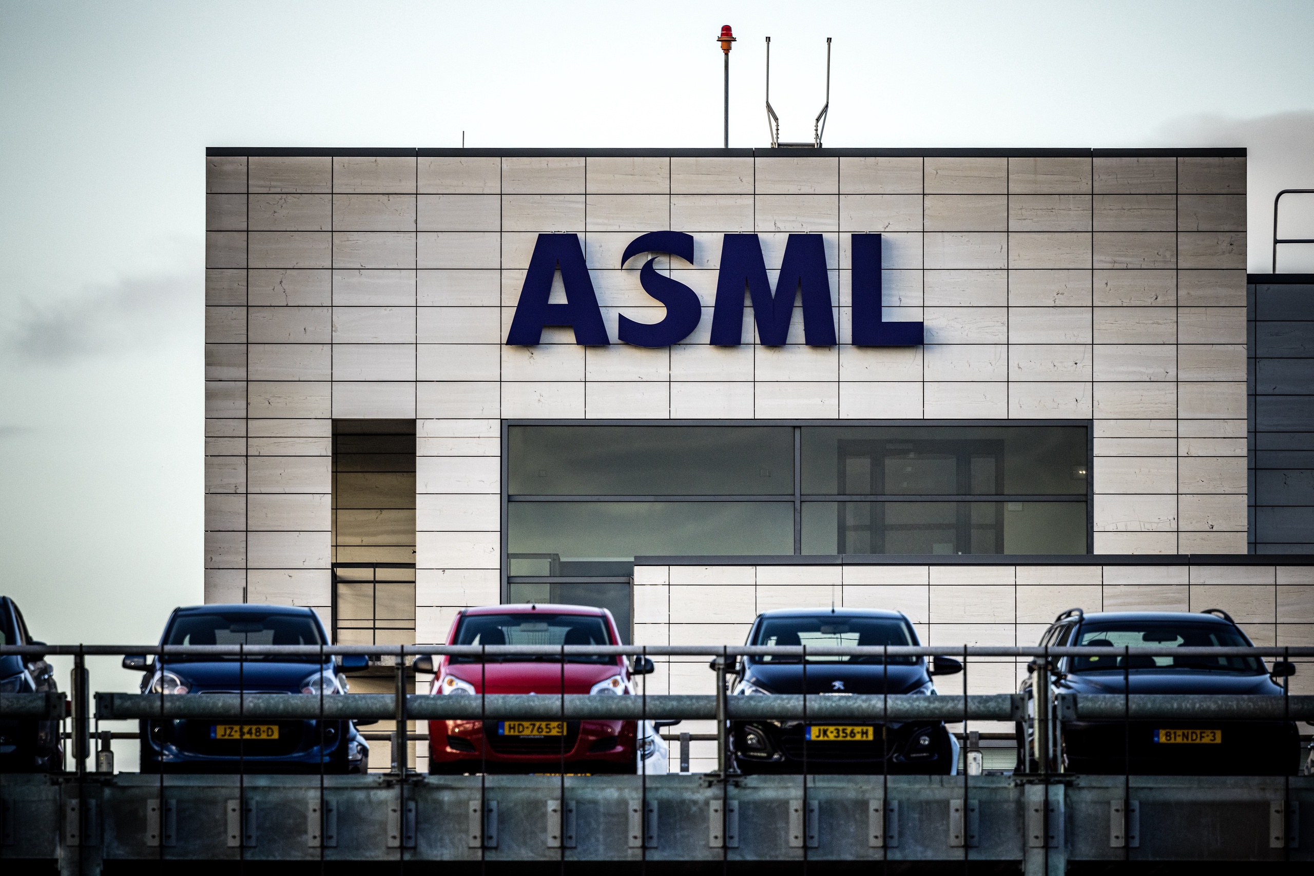 Het aangezicht van de ASML-fabriek in Veldhoven.