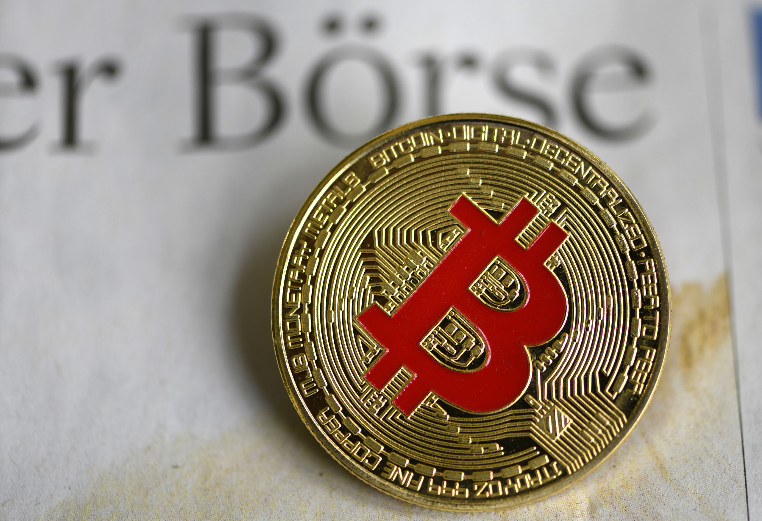 Een (fictieve) fysieke uitvoering van een bitcoin.