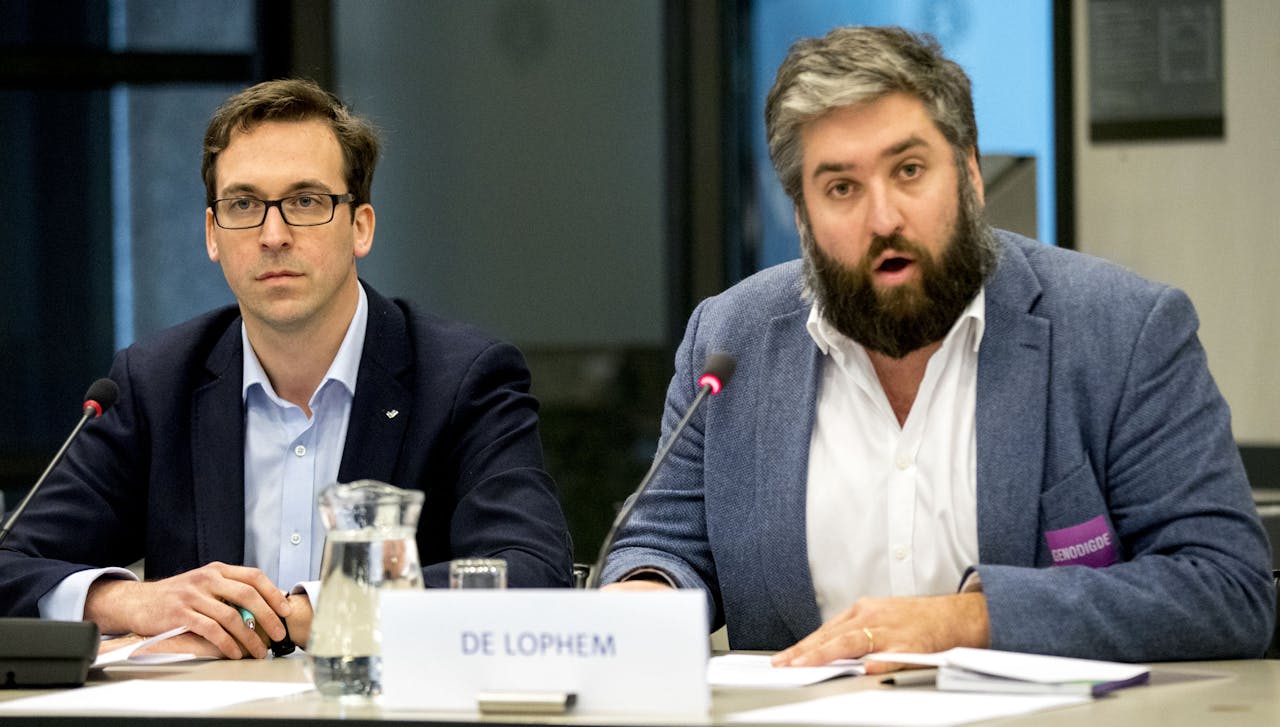Philip Padberg (L), directeur continentaal Europa en Mathieu de Lophem, general manager Benelux van Deliveroo tijdens de hoorzitting van de Kamercommissie Sociale Zaken en Werkgelegenheid