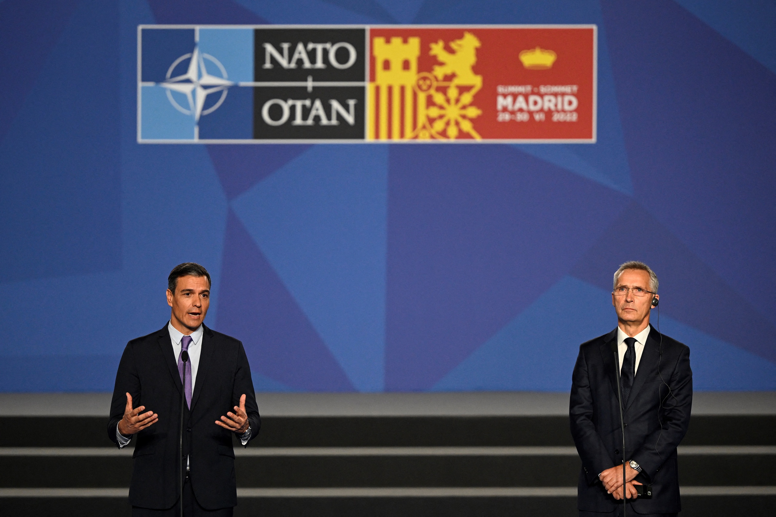 NAVO-baas Jens Stoltenberg (r) opende samen met de Spaanse premier Pedro Sanchez (l) de NAVO-top in Madrid. 