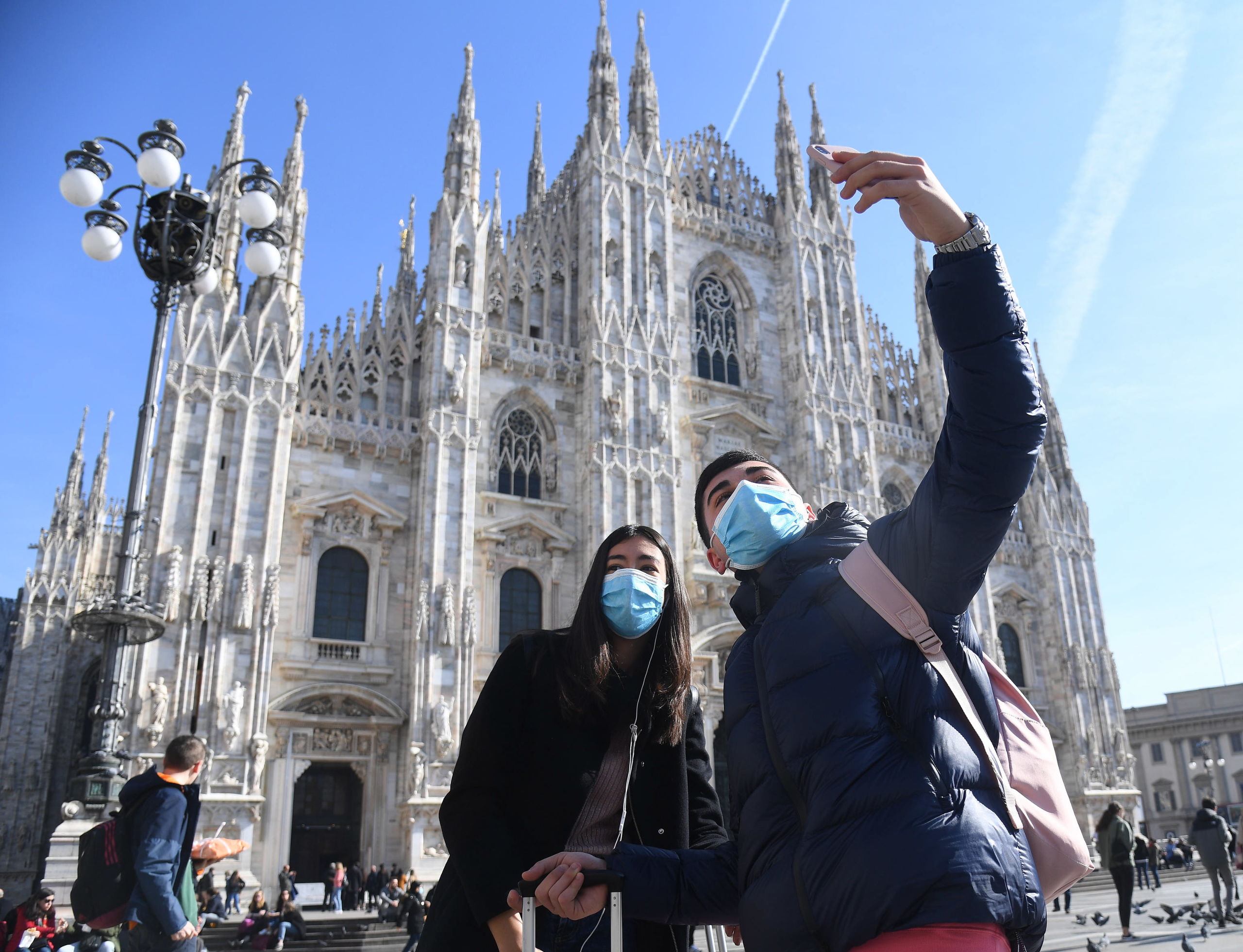 Toeristen nemen een selfie voor de kathedraal van Milaan