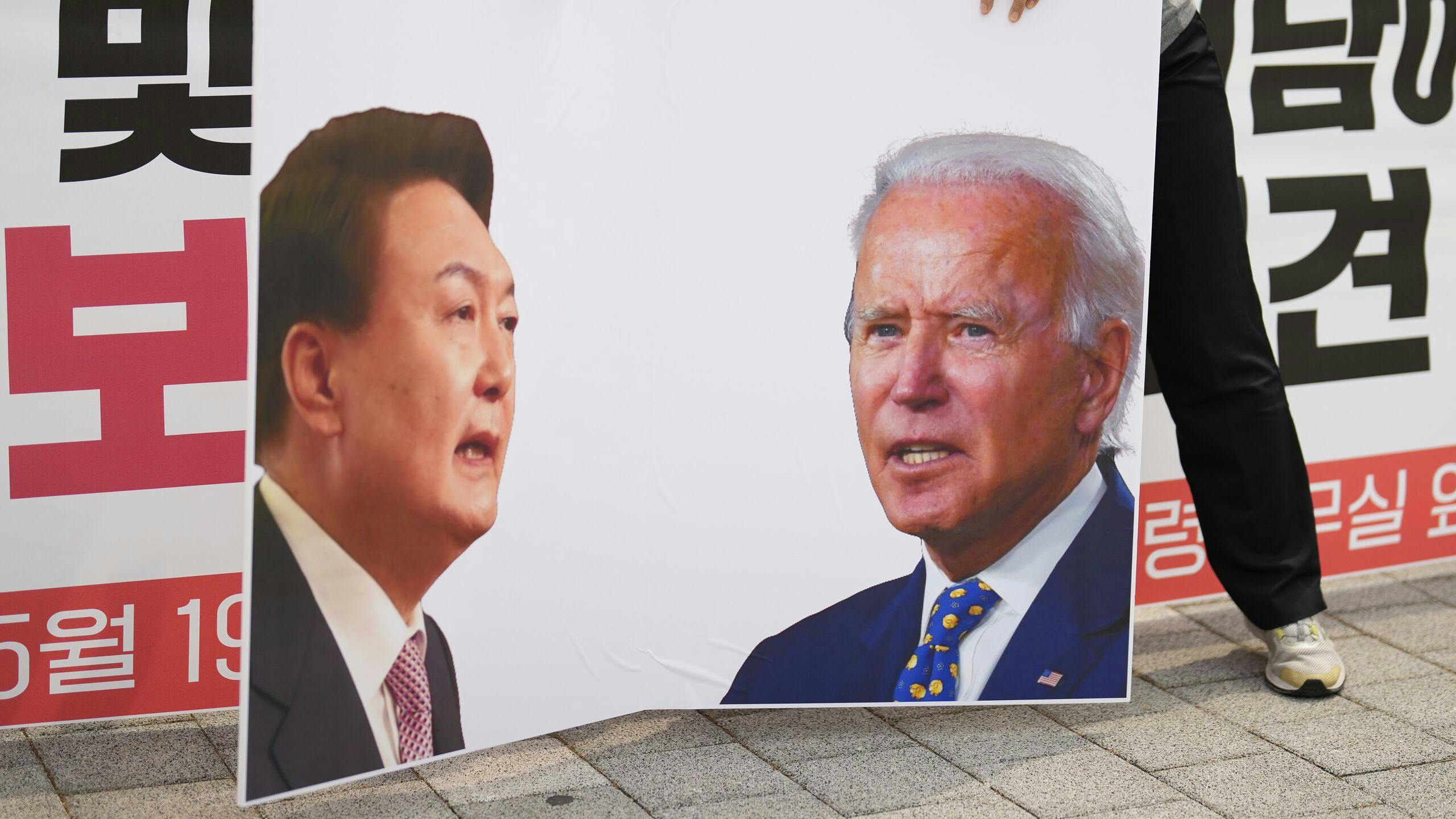 Progressieve demonstranten demonstreren tegen het anti-Noord-Koreaanse beleid van de nieuwe president in aanloop naar de top