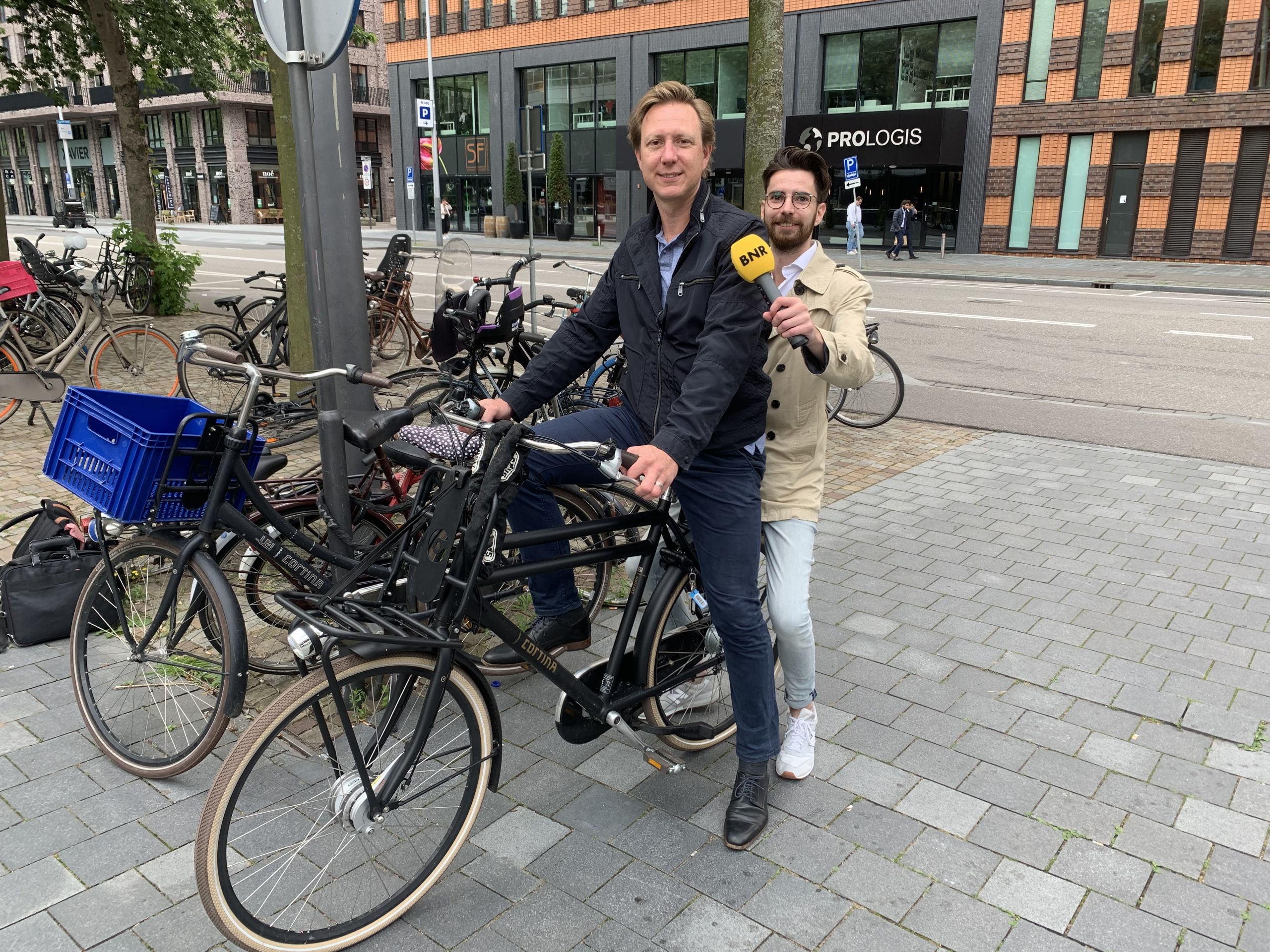 Jarco de Swart op de e-bike met achterop verslaggever Connor Clerx
