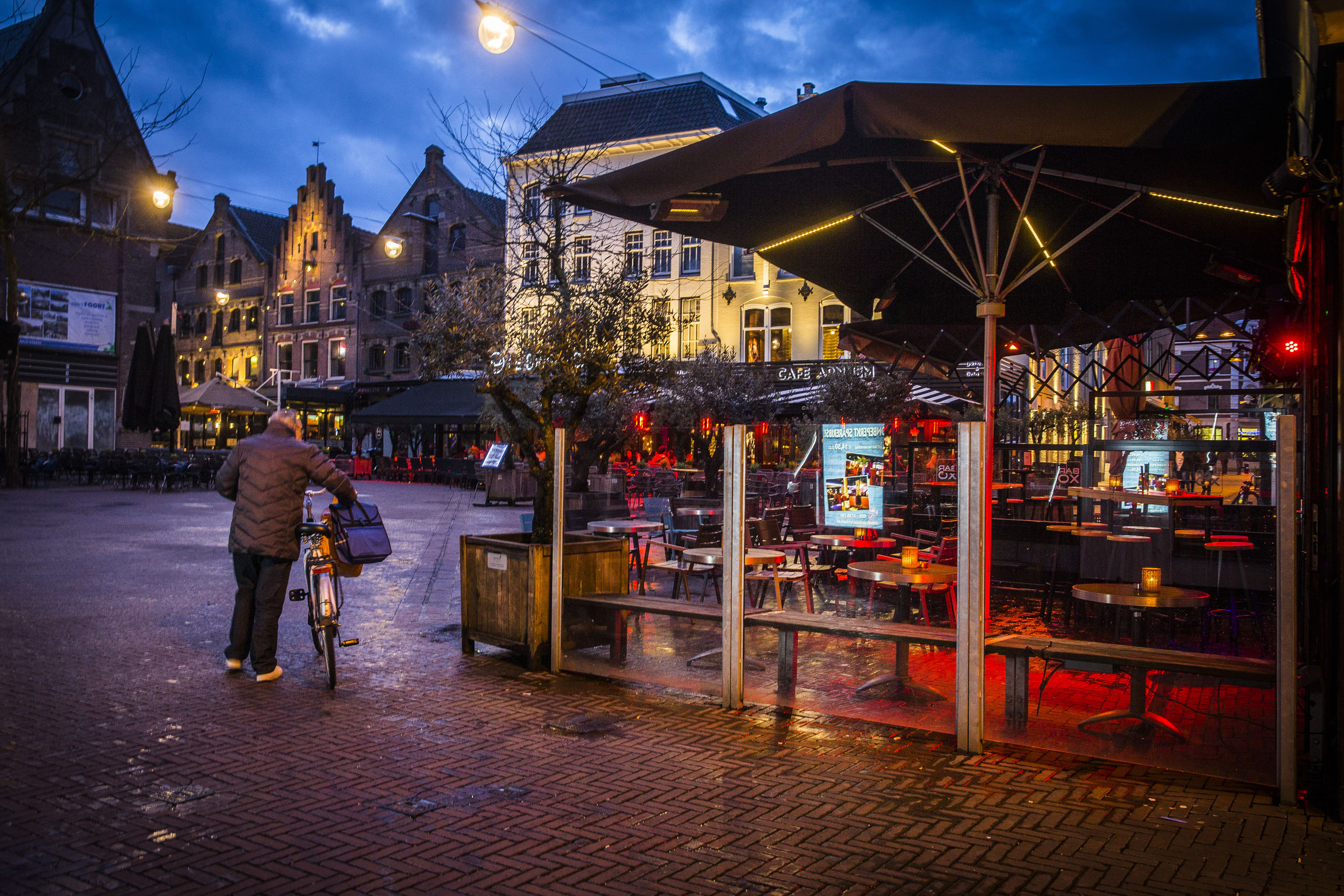 Lege terassen op de Korenmarkt in Arnhem