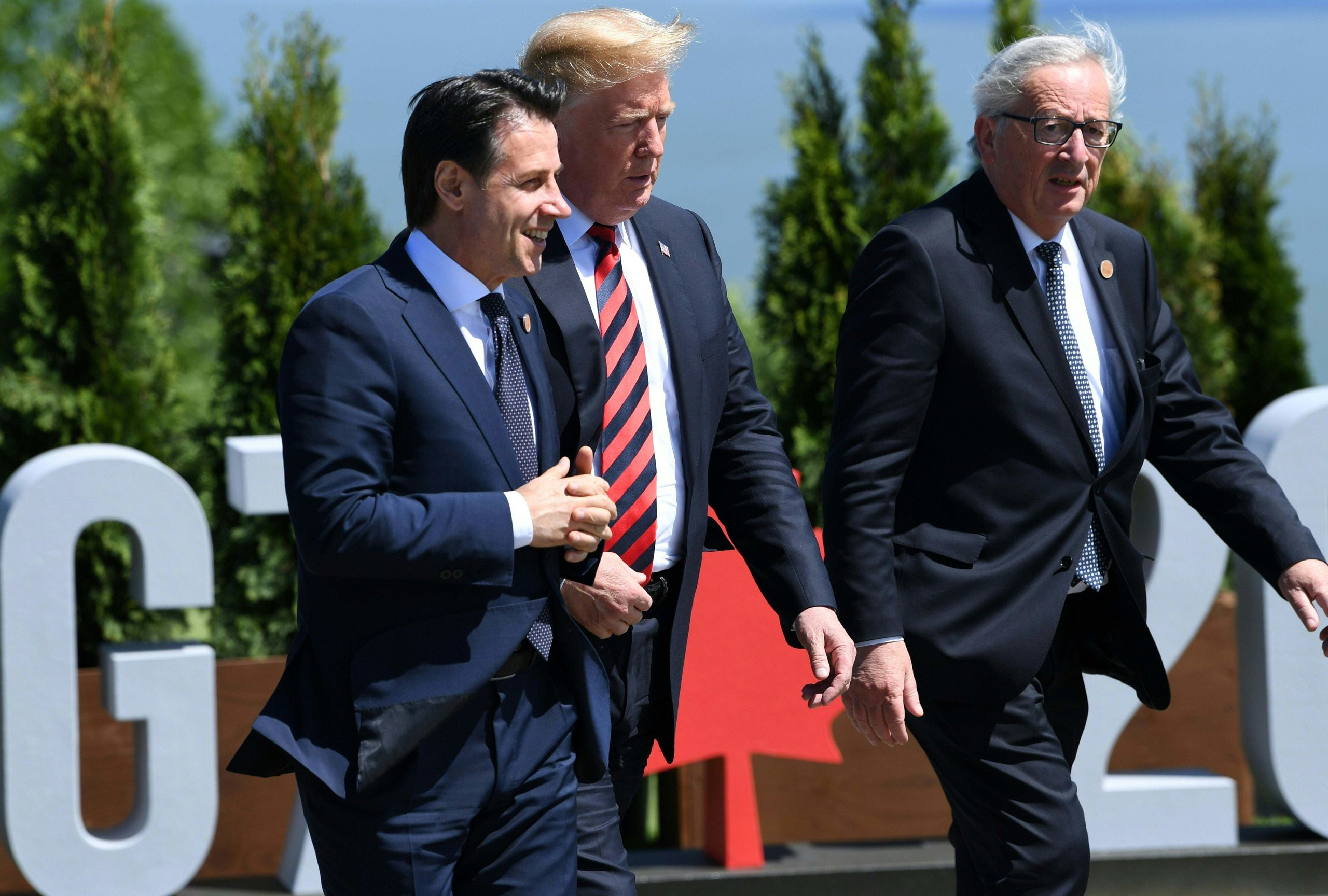 De Italiaanse premier Giuseppe Conte, Donald Trump en Jean-Claude Juncker.