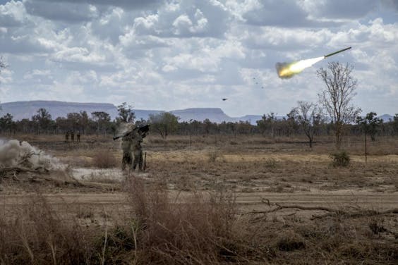Australische militaire vuren tijdens een oefening een Stinger af