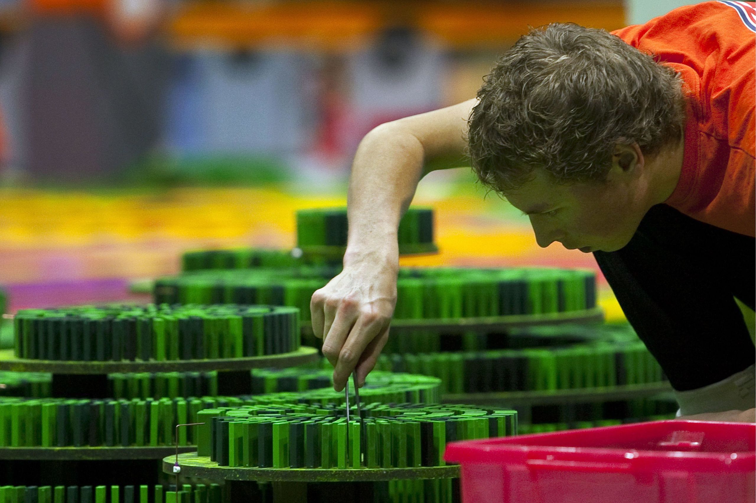 Een van de 89 bouwers van de laatste Domino Day